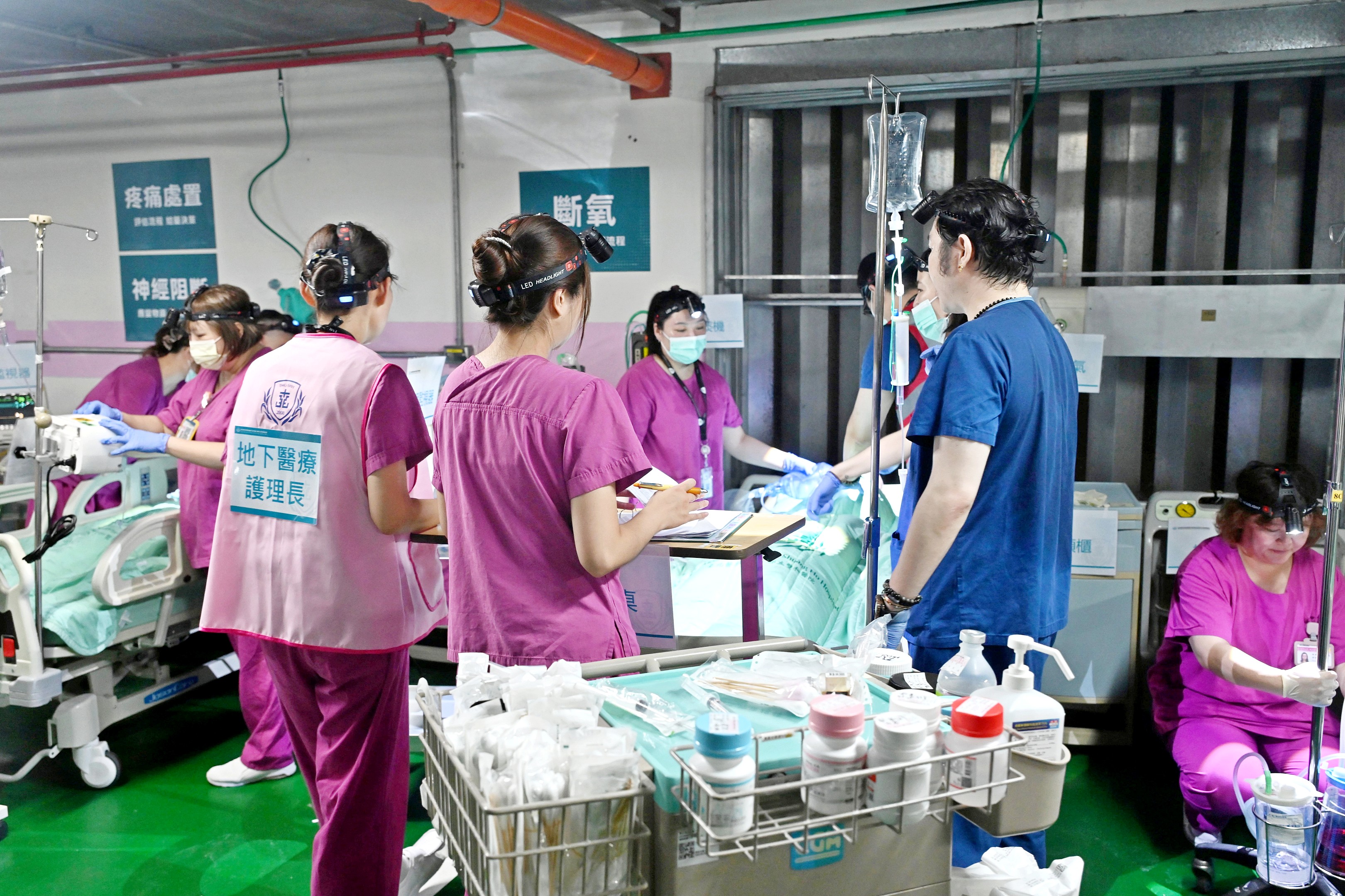 侯友宜前往雙和醫院視導醫院降載及量能保存，雙和醫院將停車場轉換為替代醫療空間，並涵蓋急診、手術、住院、重症照護區、物資儲存等功能。