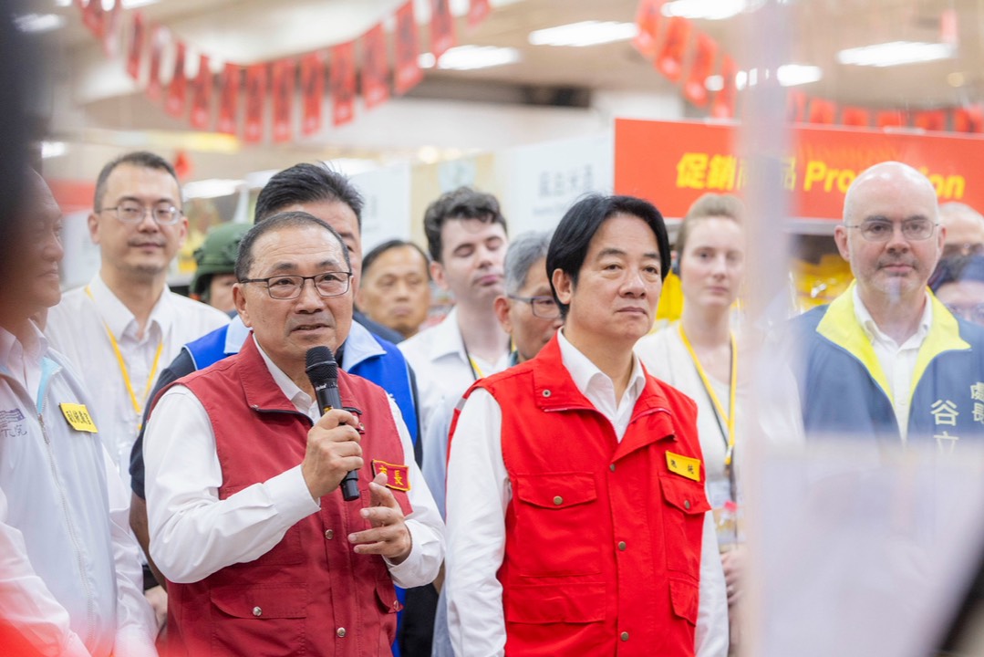 侯友宜赴大全聯視察物資配送情形，他表示，感謝業者與中央地方攜手面對戰時物資因應，並強調「寧可百年無事，不可一日無備」。