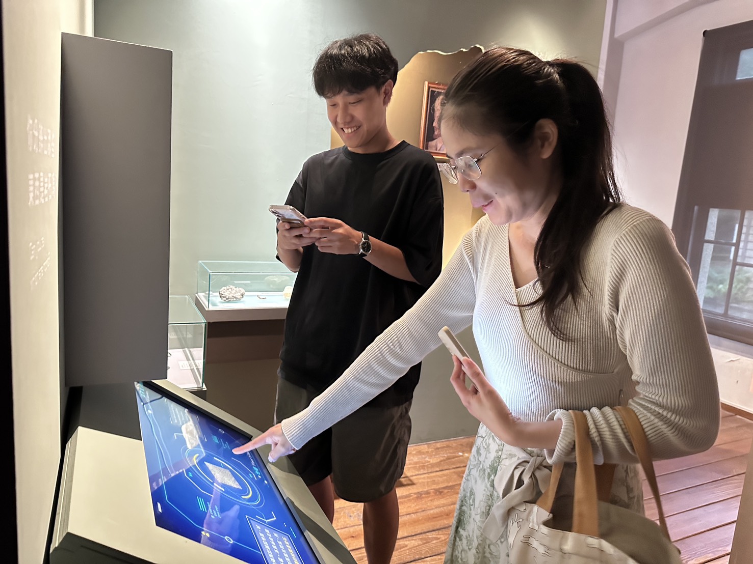 展區亦規畫互動裝置，觀眾可親手操作，在遊戲中瞭解礦物。