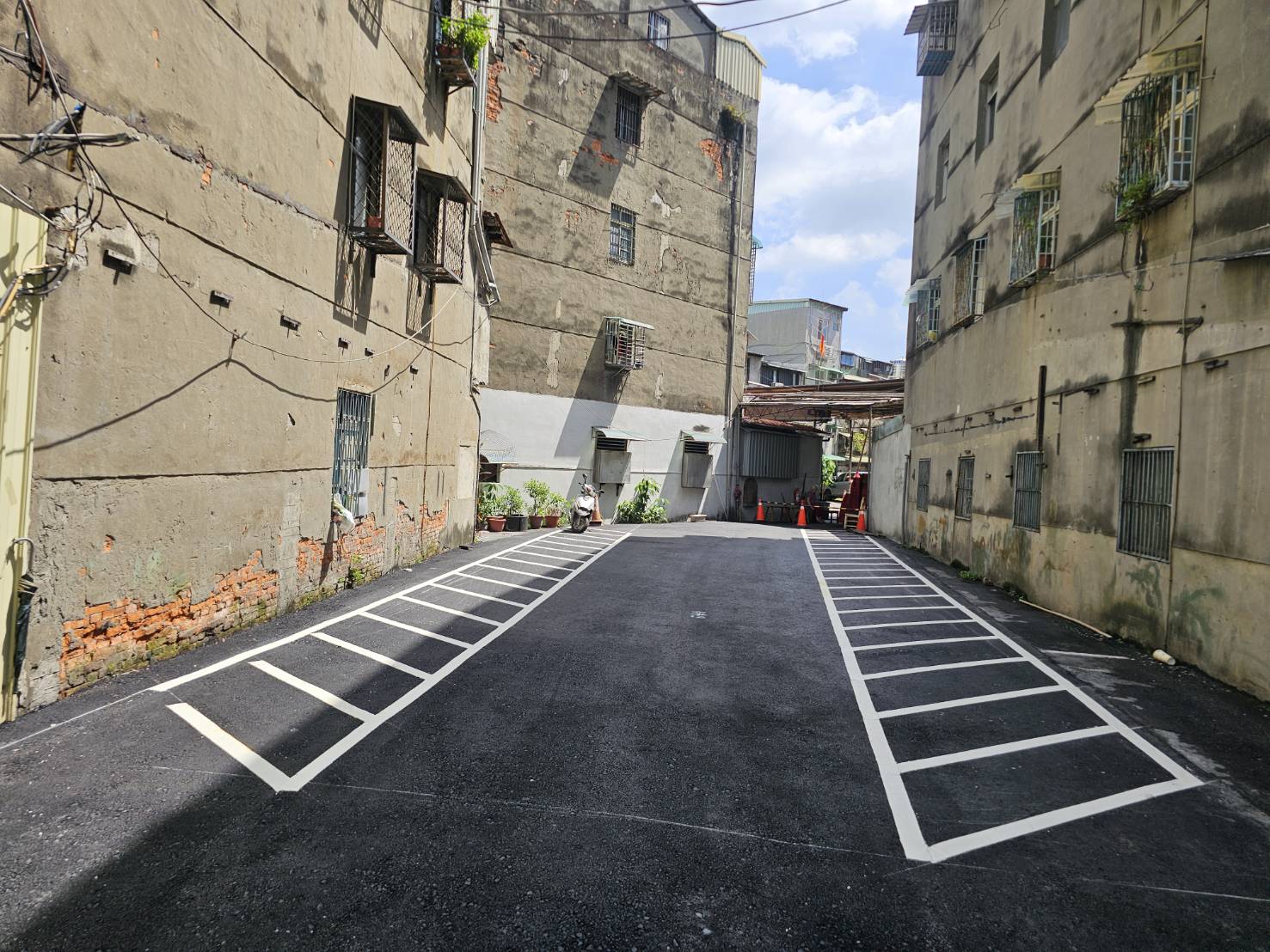 養工處積極推動「新北美樂地2.0專案」，近期完成三重區六張街248巷3號及安慶街367號公有地改善工程，轉型為提供民眾免費的機車停車空間。圖為施工後。