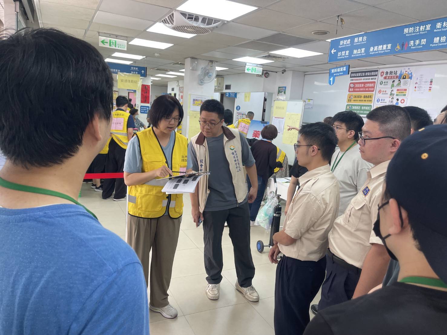 替代役編管中心幹部參與演練，支援協助救濟站備役役男分派任務說明。