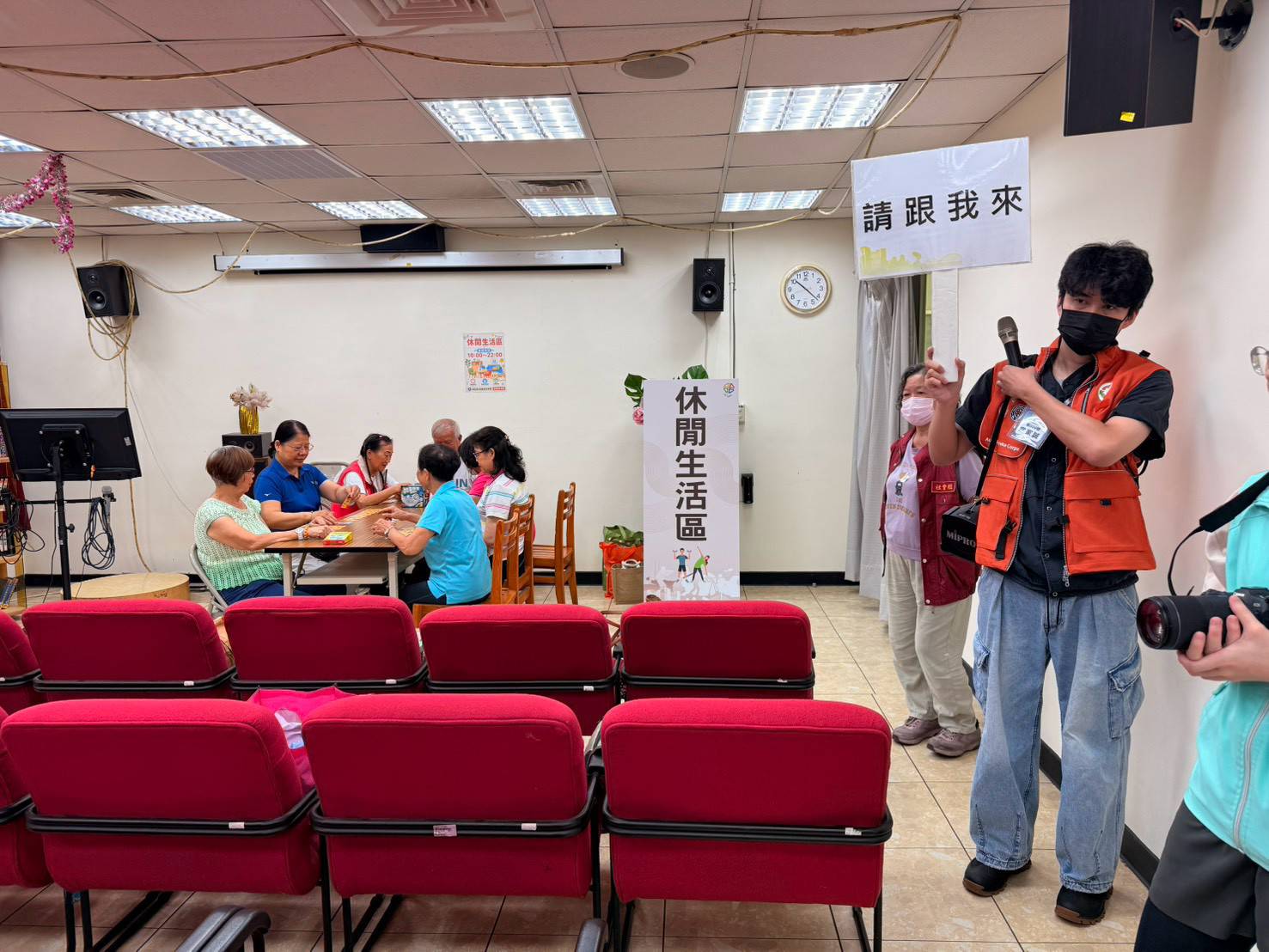 替代役備役役男引導民眾進入救濟站。