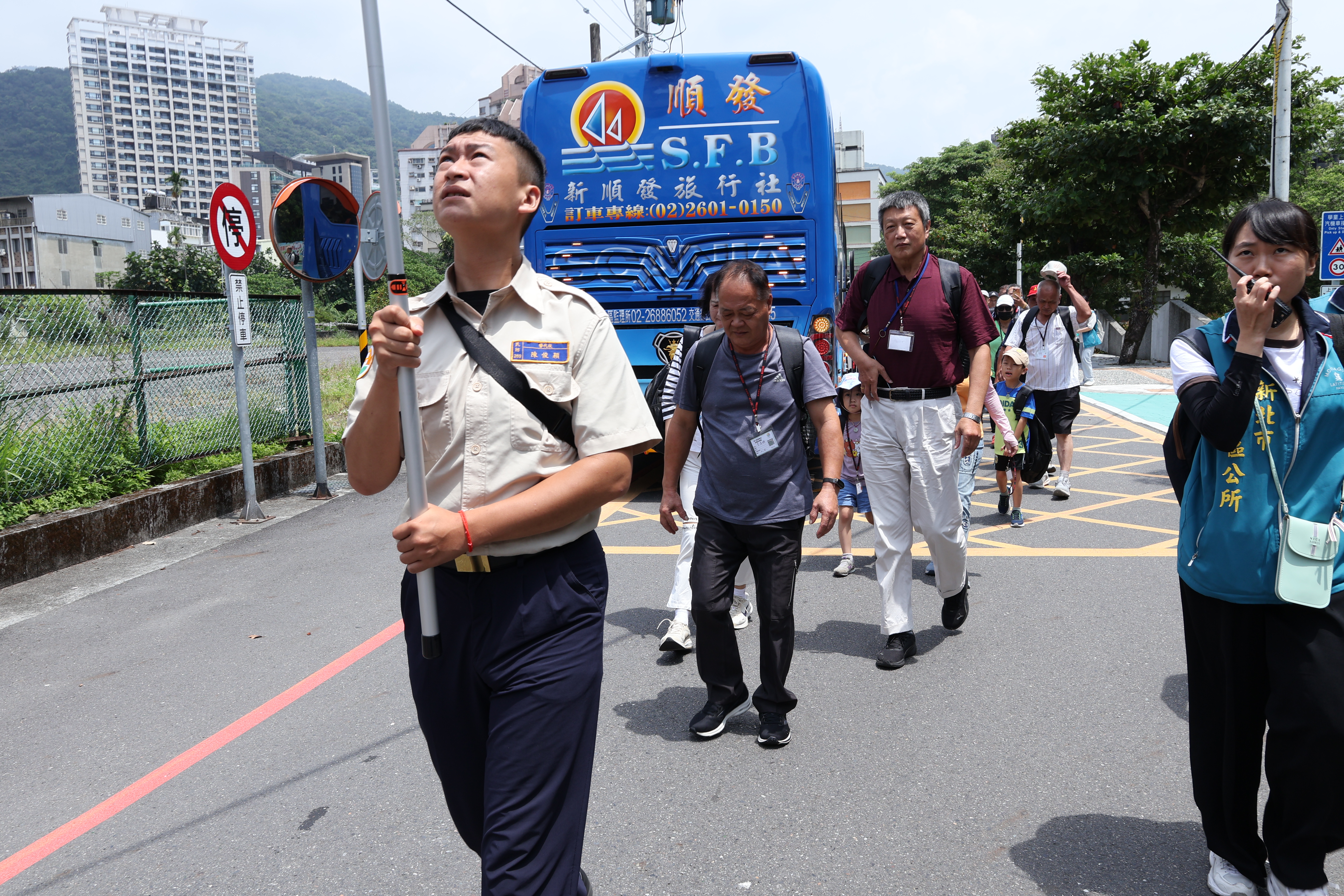 替代役男引導民眾進行跨縣市疏散撤離。