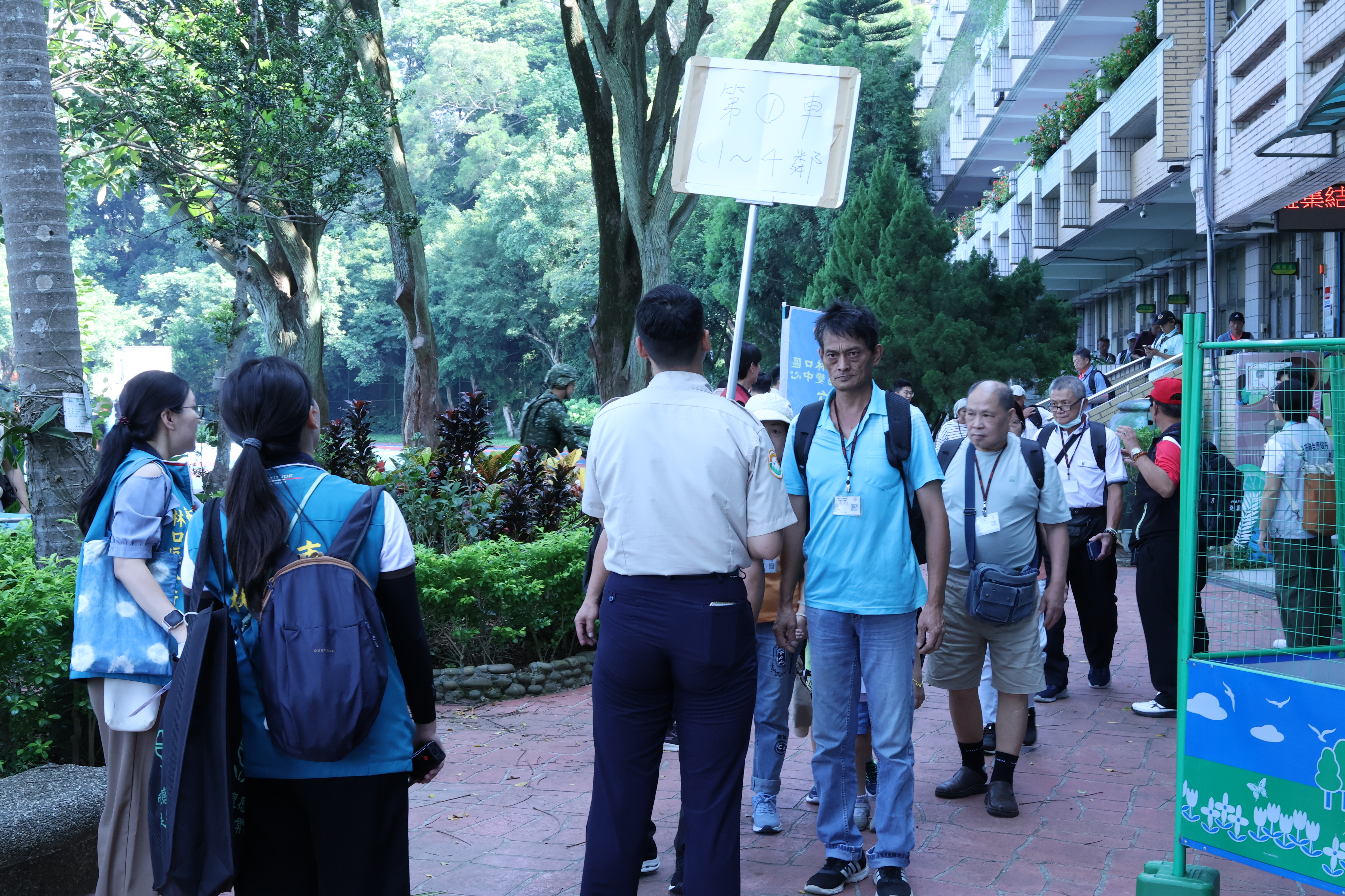 替代役男引導民眾跨縣市疏散撤離。