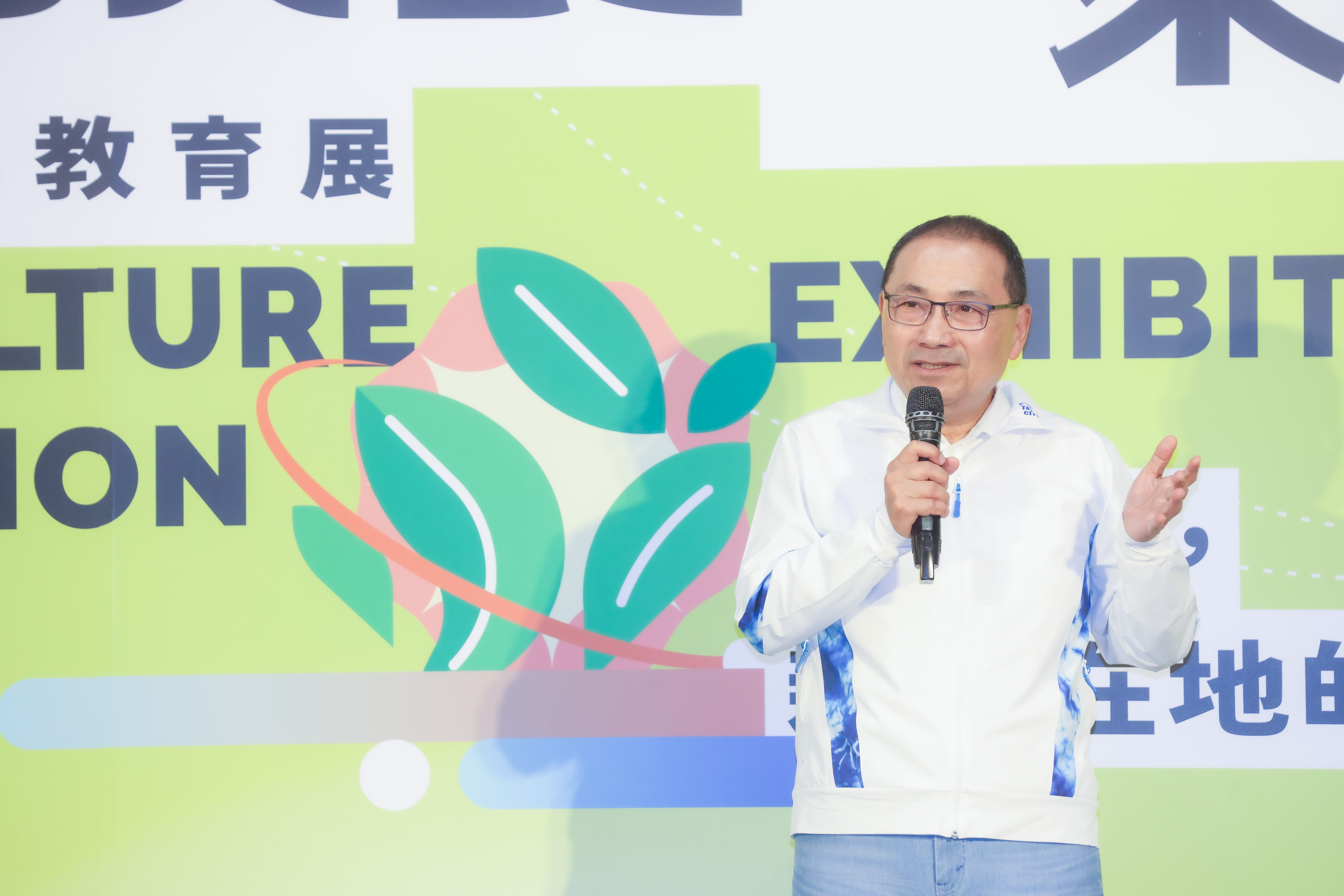 新北市長侯友宜今（14）日出席「2026新北市食農教育展《味覺星球：挑食怪來襲》」開幕記者會，宣布全國首創「新北市食農探索護照」正式上線，並與學童一同參觀展區、體驗互動闖關。