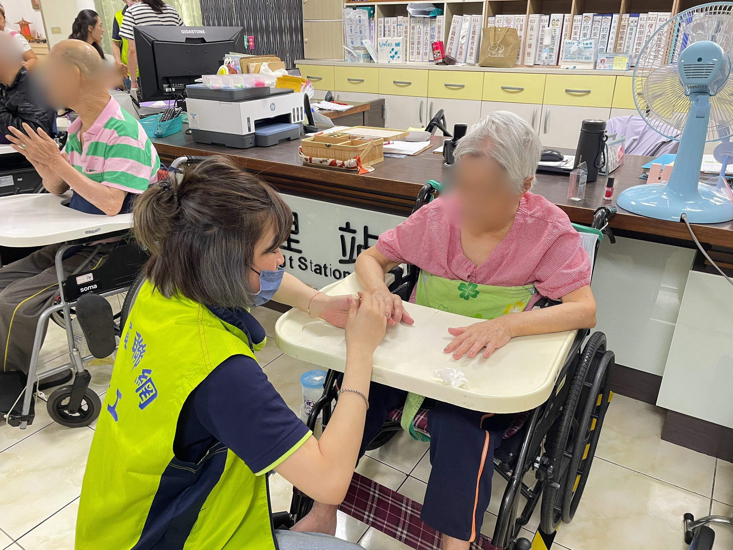 當天企業志工們個別與住民話家常、傾聽長者生命故事，不僅讓現場洋溢溫馨氛圍，也藉此增進世代間的交流。