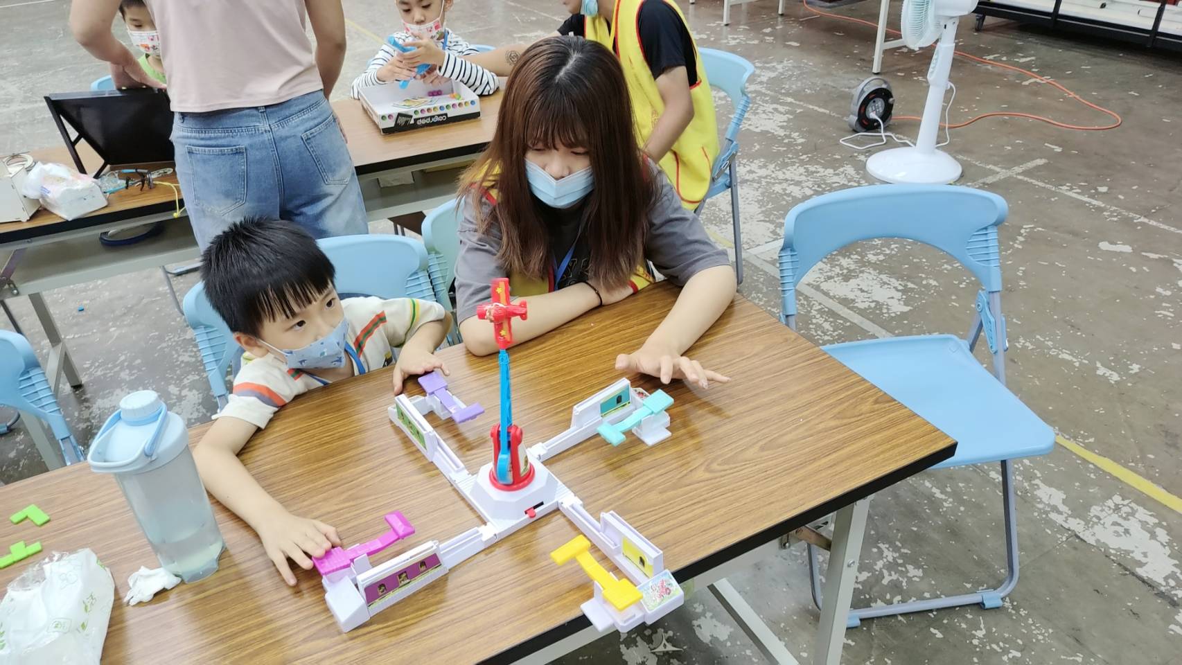  夏令營課程中Lasy創意積木組合
