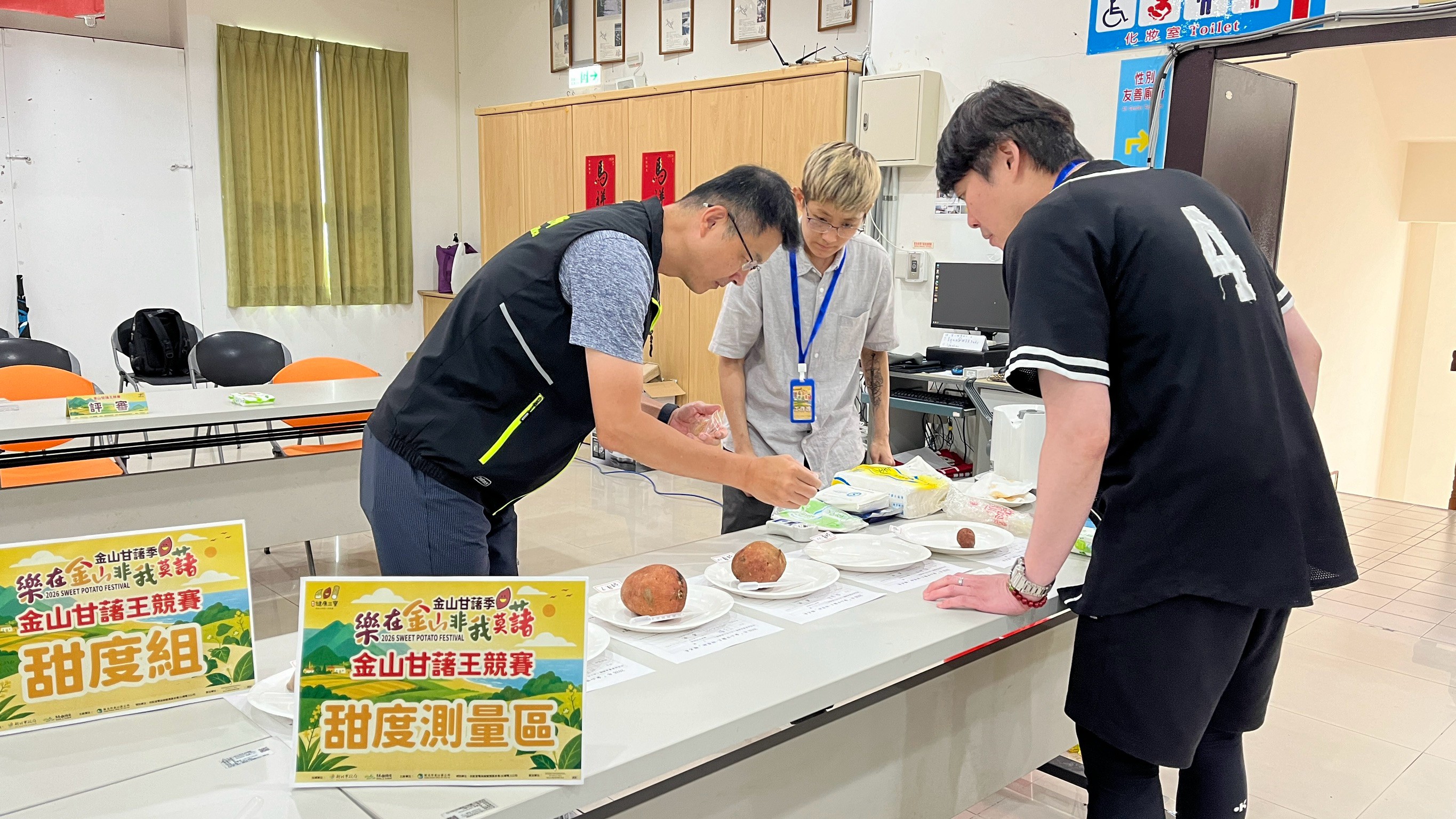 金山區長劉昌松親自為參賽作品進行評選