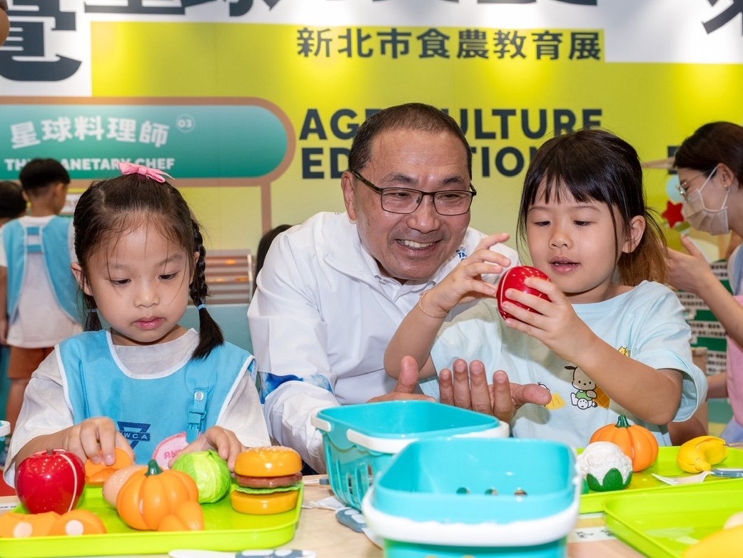 市長侯友宜與小朋友化身味覺星球守護隊，挑戰活動主題任務