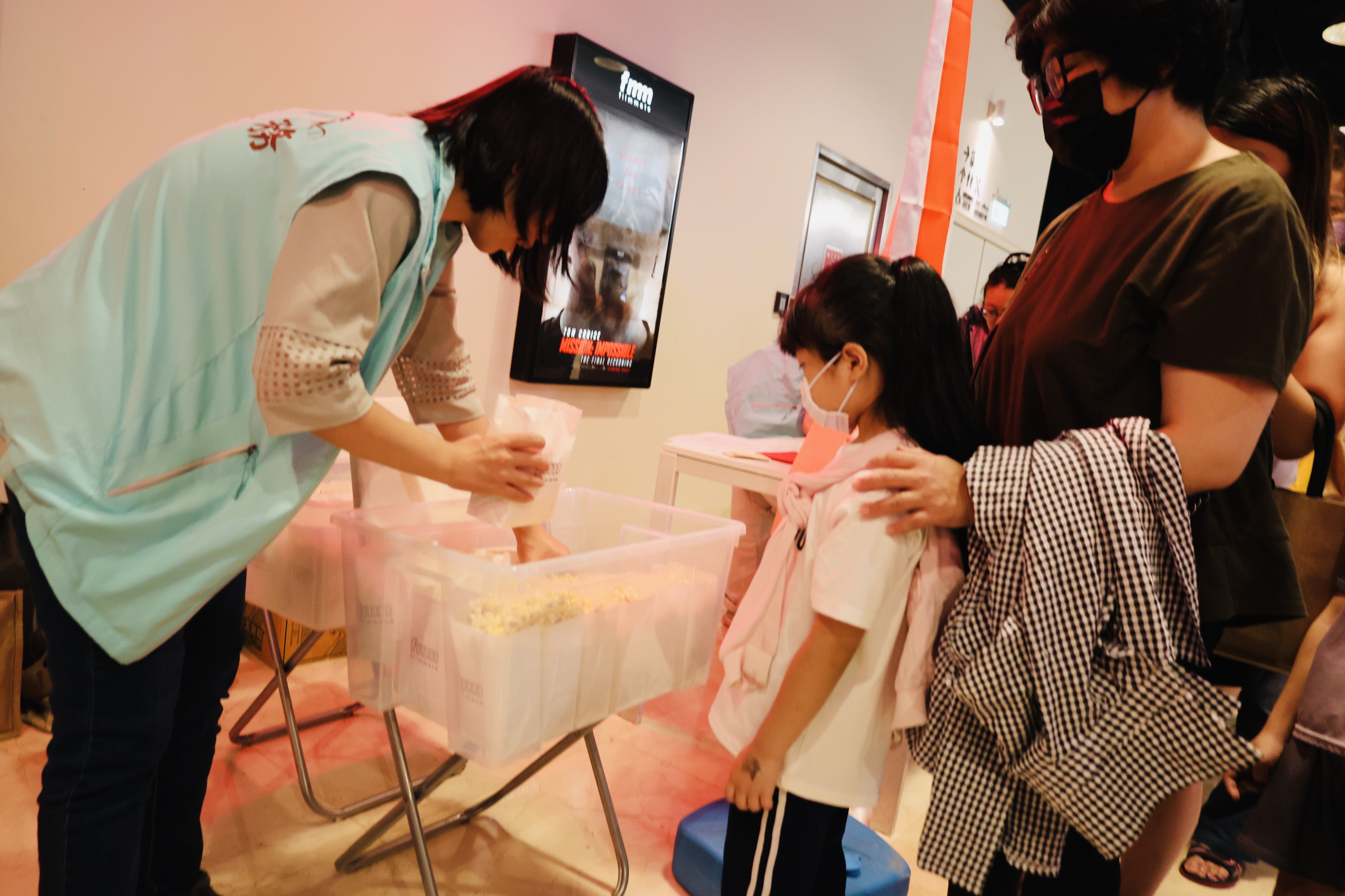 發送餐點給小朋友