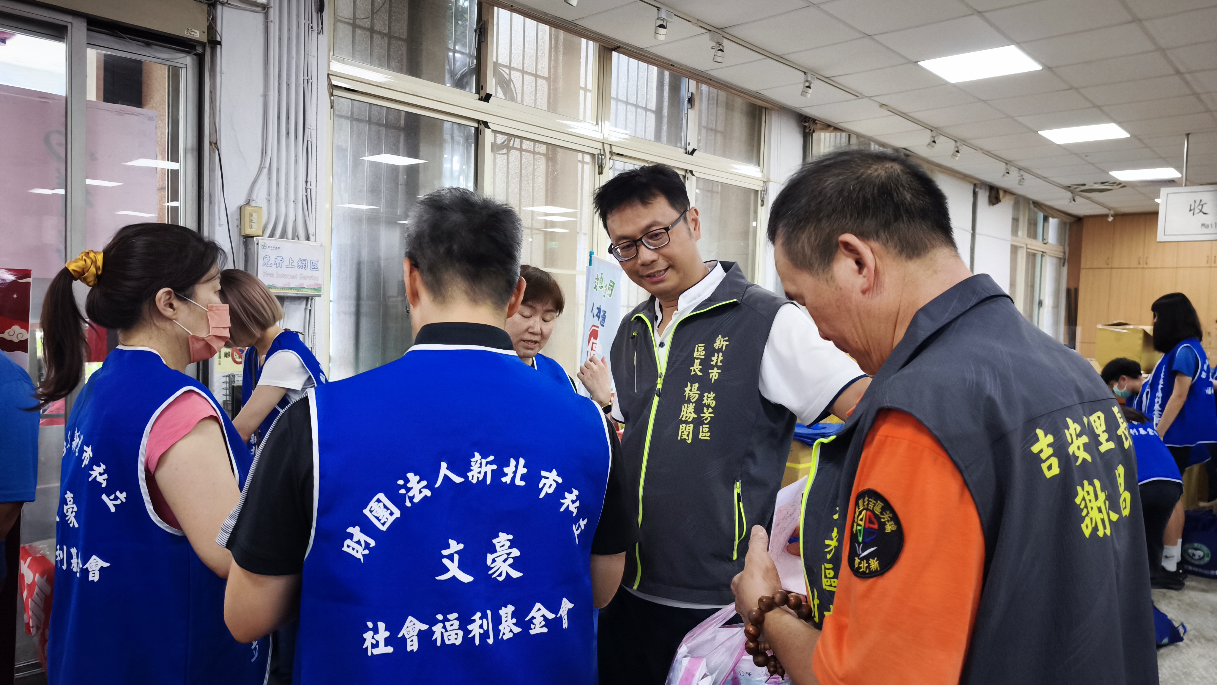 文豪社福基金會志工親自發放物資