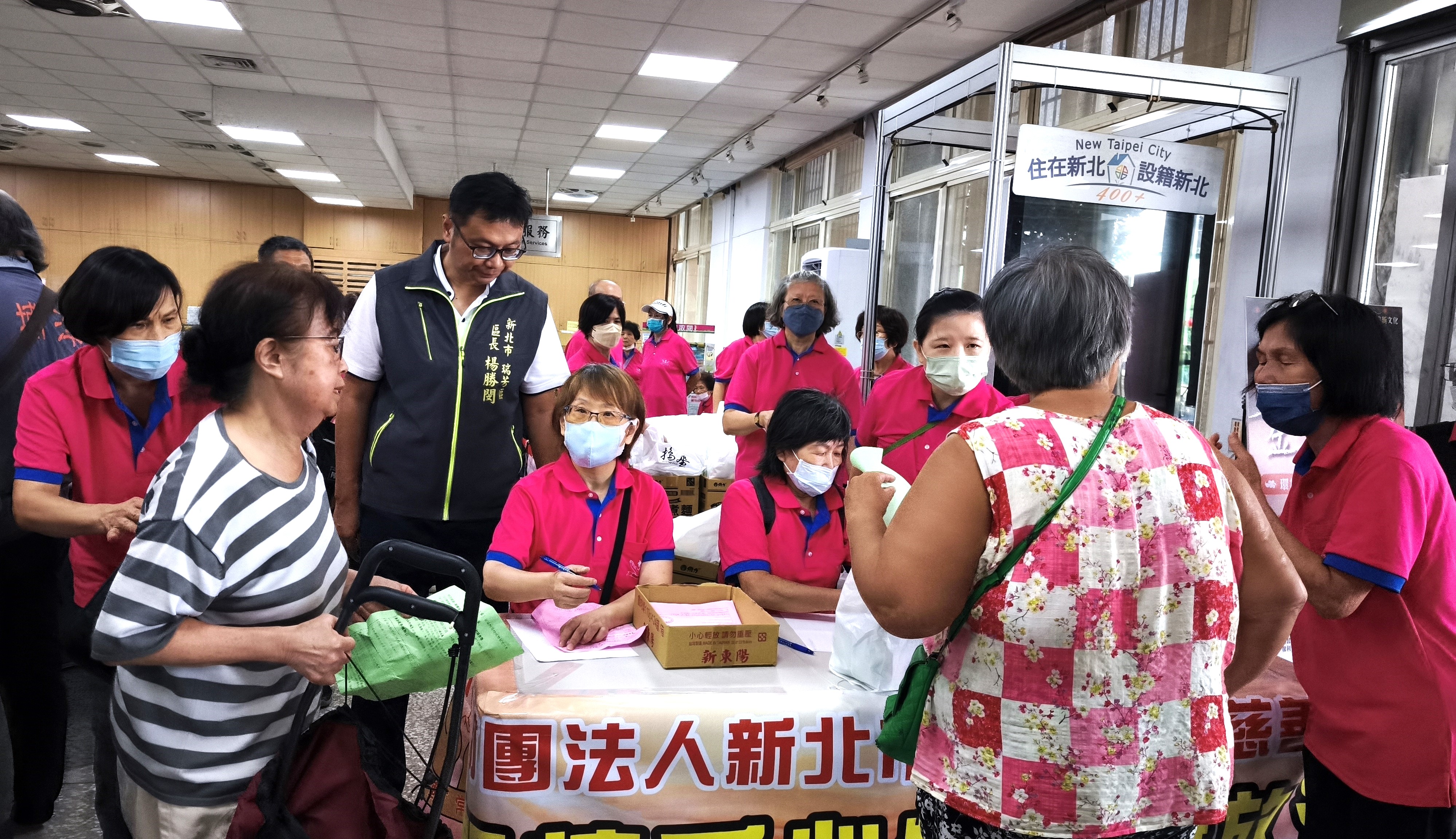 佛慈慈善基金會志工親自發放物資