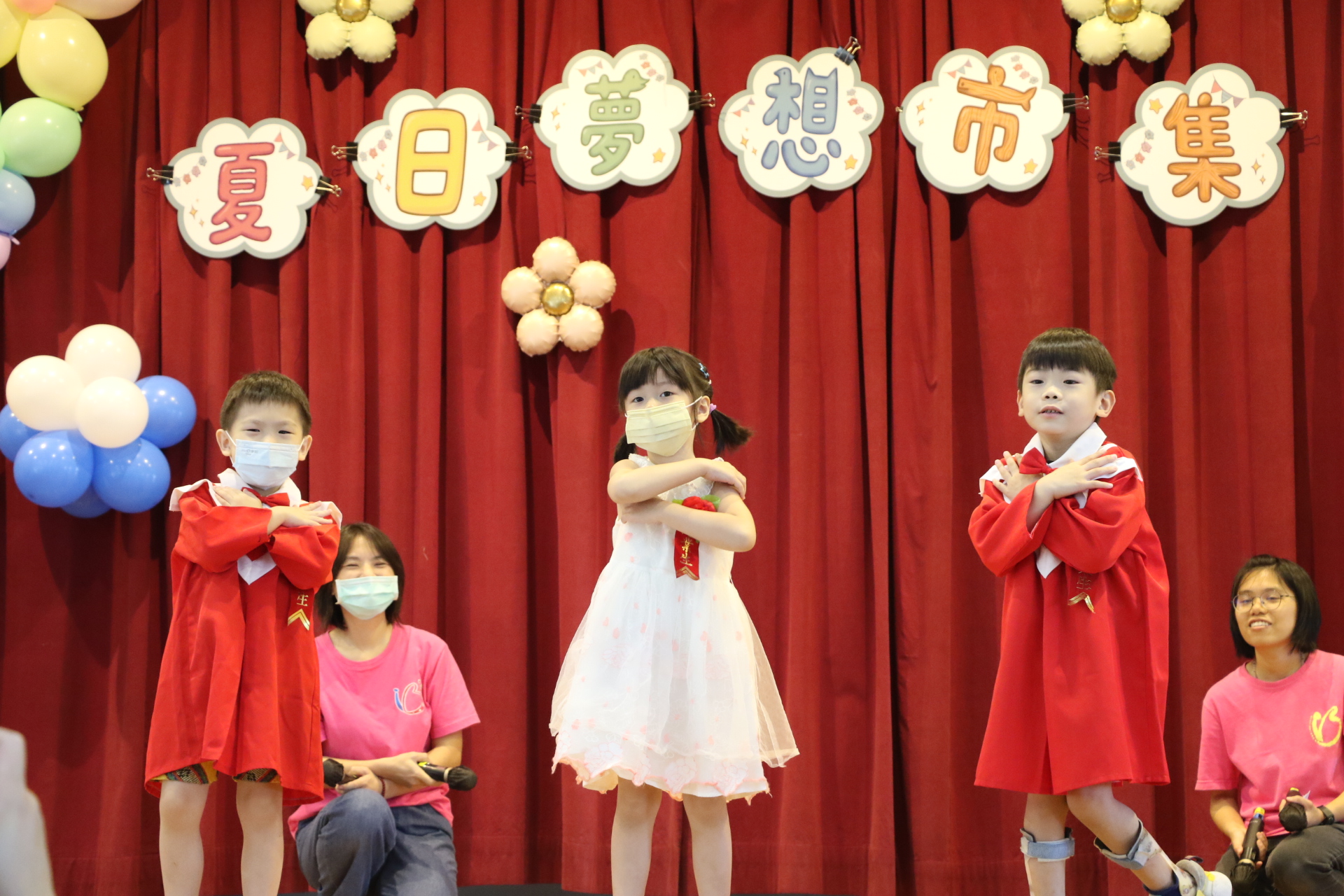  畢、結業生表演「媽媽我愛你」、「聽我說謝謝你」兩首感性的歌曲，頓時讓台下的爸爸媽媽紅了眼眶。