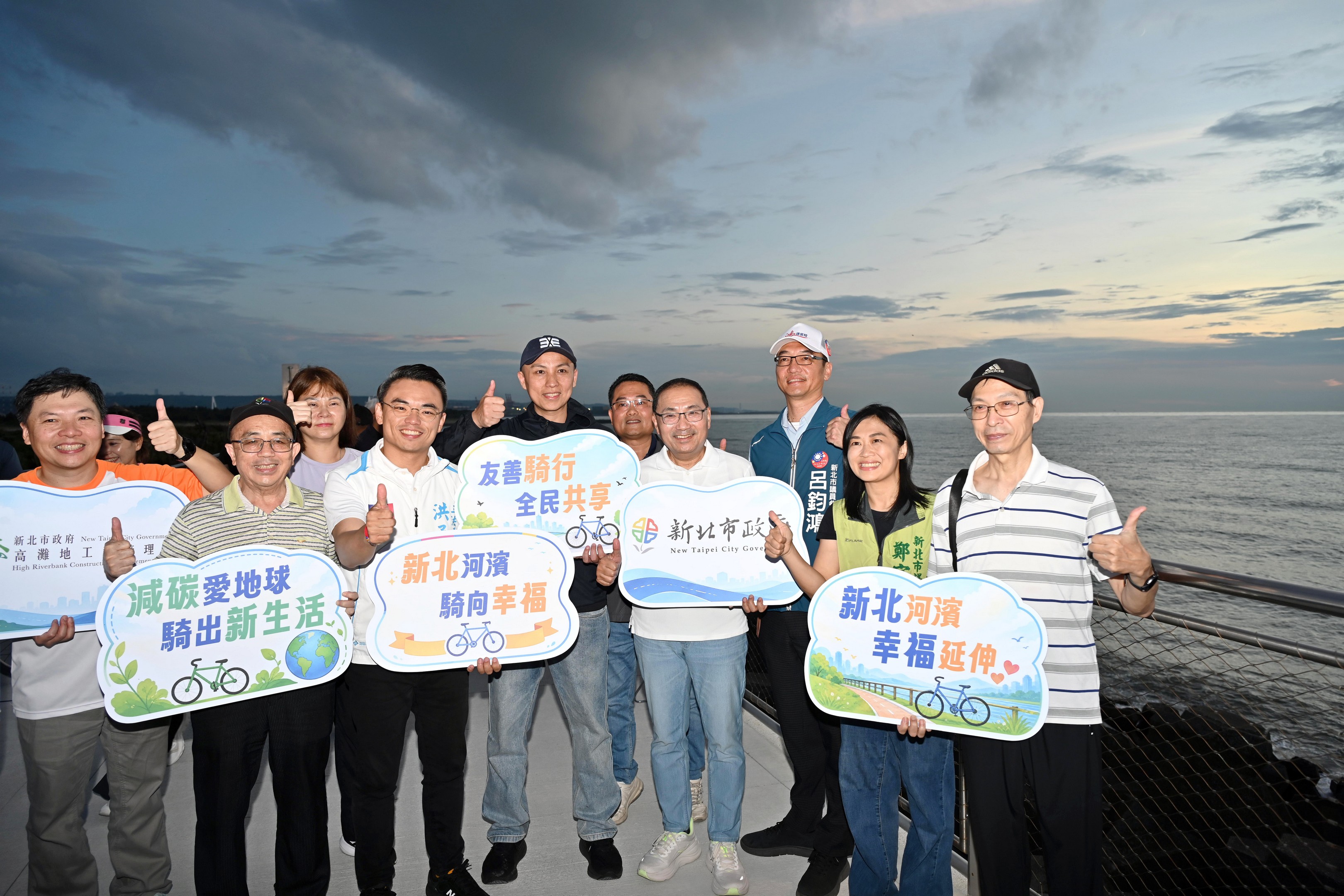 2.市府積極推動金色水岸自行車優化工程，其中海堤段全長1.1公里，能以最佳觀賞角度欣賞海天一色的美麗夕照。