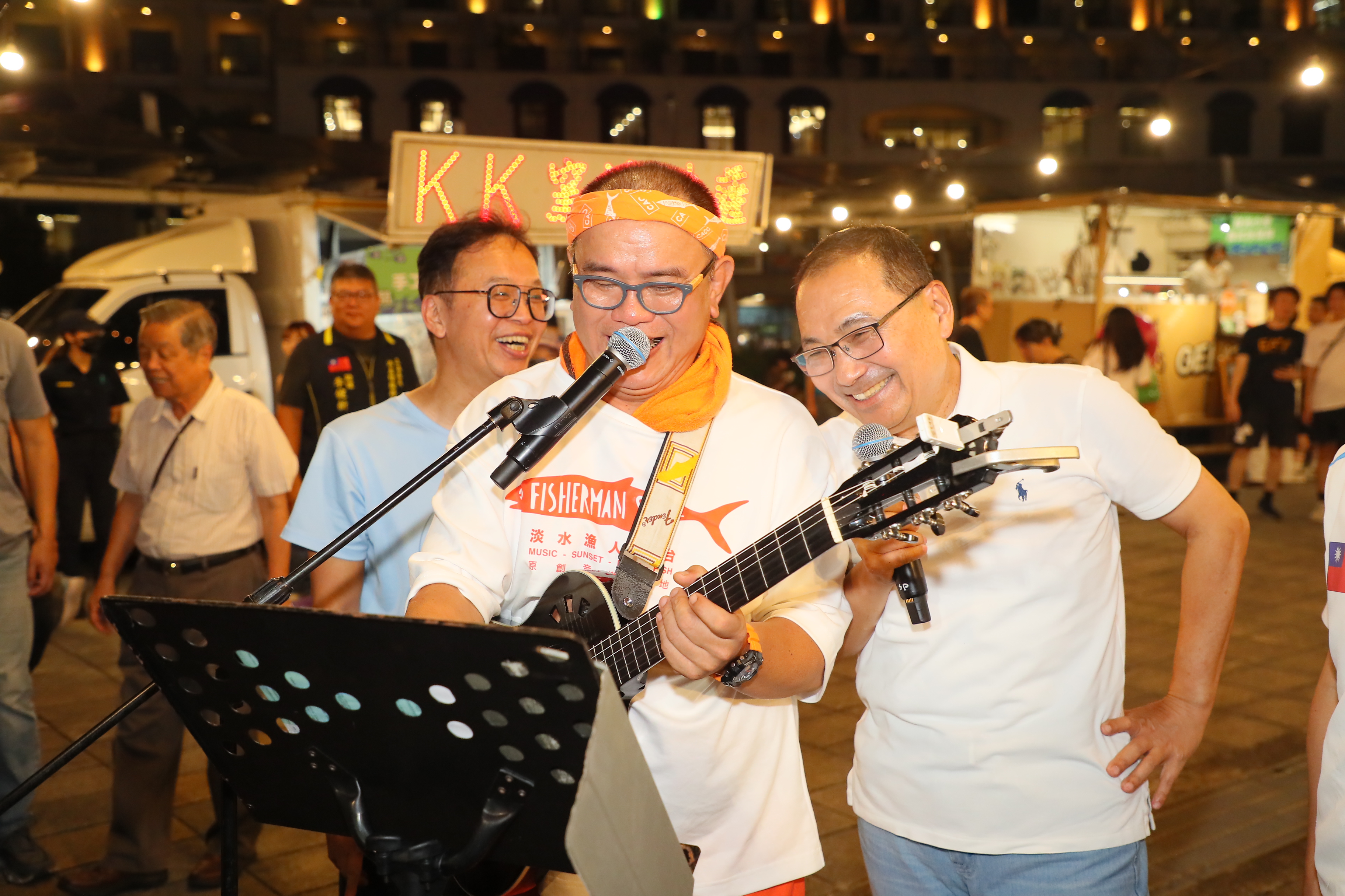  新北市市長侯友宜今(15)日也親自到場參與淡水場活動，與主持人互動，一同感受河海音樂季的熱烈氣氛。
