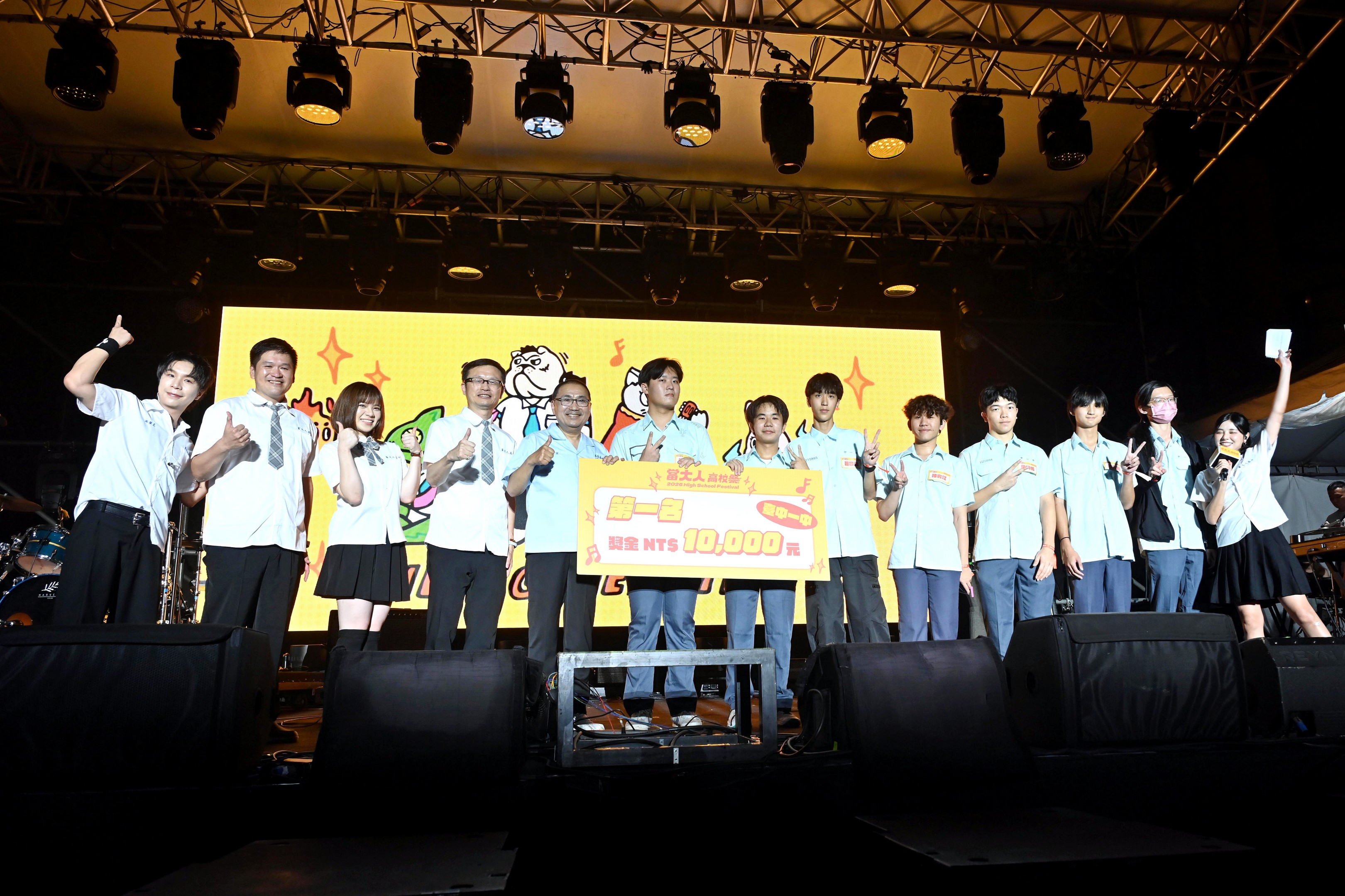 2.新北市長侯友宜出席頒發原創畢業歌第一名獎項給臺中第一高級中學。