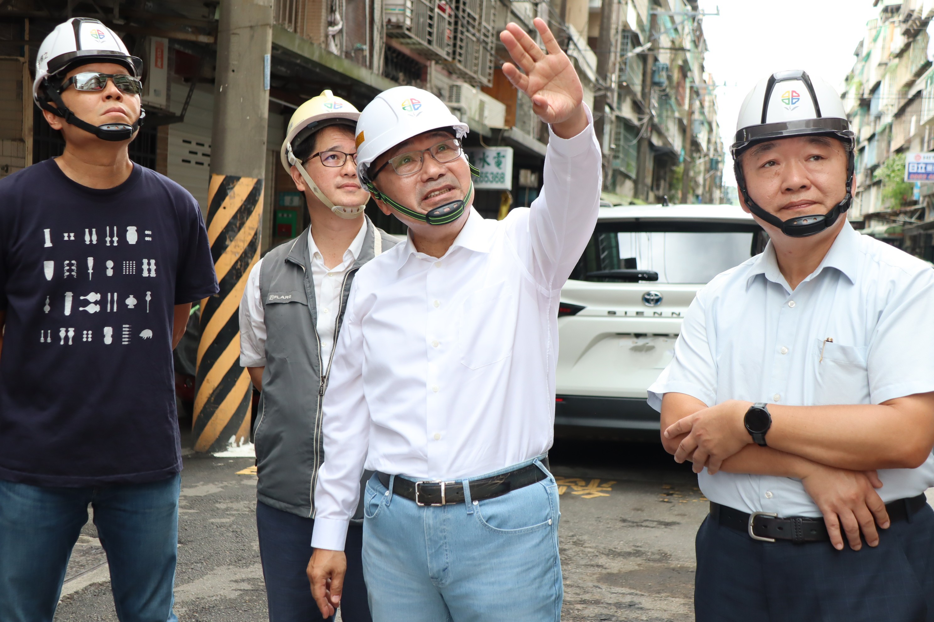 侯友宜市長(右二)視察鳳吉四街瓶頸打通工程，關心施工進度。