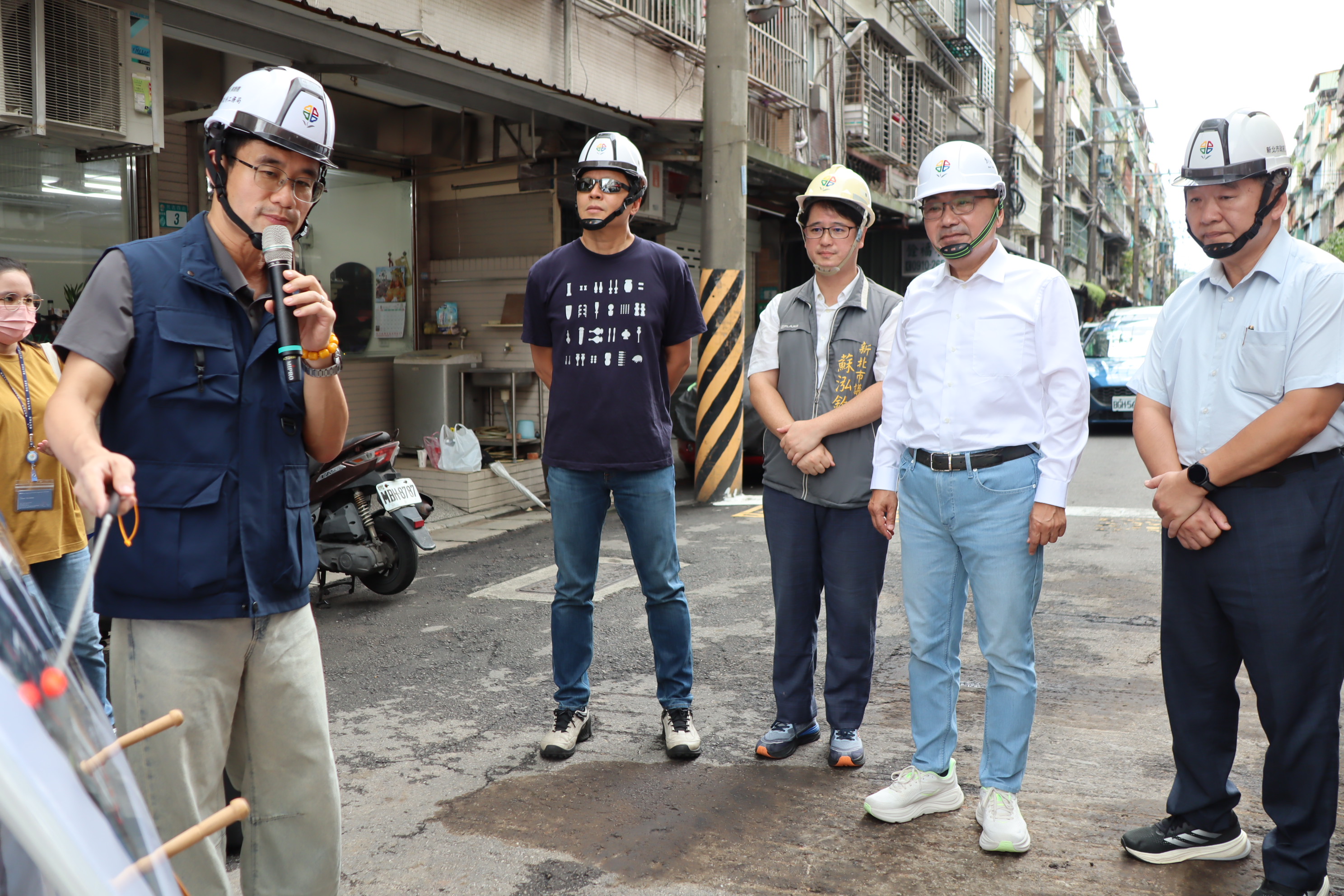 侯友宜市長(右二)在朱惕之副市長(右四)、工務局長馮兆麟(右一)等人陪同下，視察鶯歌區鳳吉四街瓶頸打通工程，並聽取簡報。
