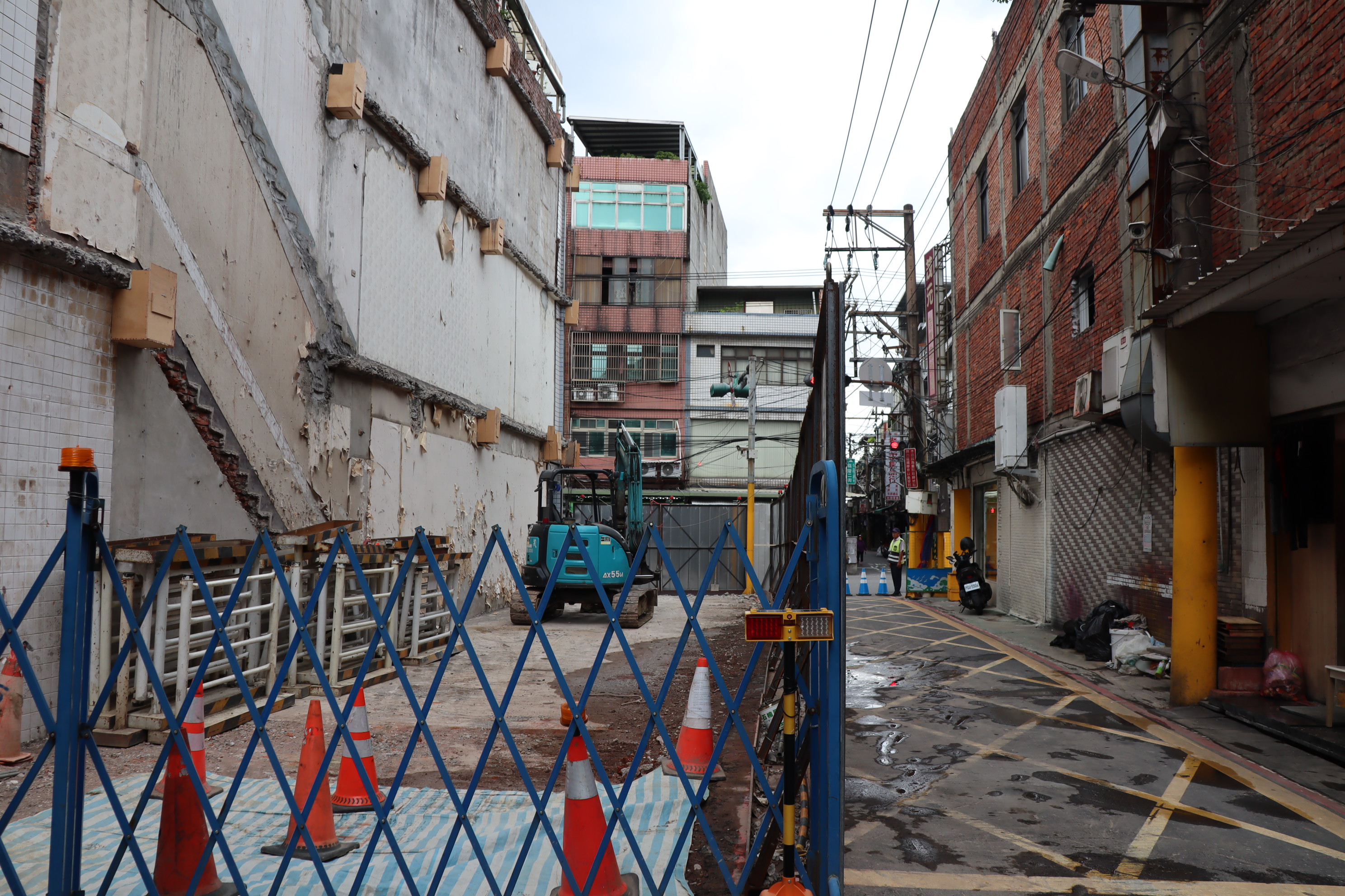 鳳吉四街銜接鶯桃路二段路口處，路寬僅3.5公尺，影響通行順暢與救災安全，市府在兼顧公共利益與地主權益順利取得用地，新工處正在施工，預計9月底完成。