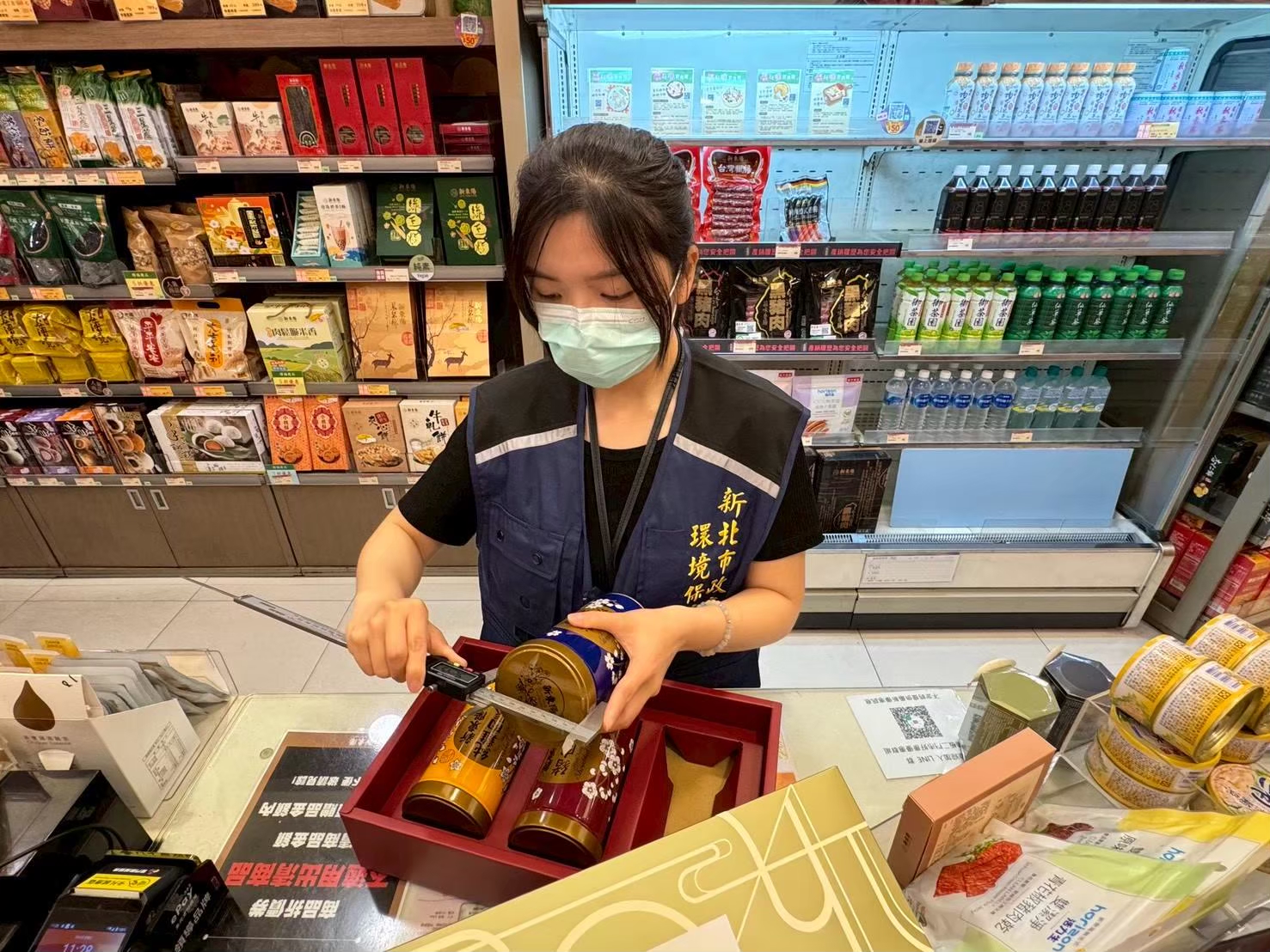 新北市環保局針對轄內各大通路販售之禮盒進行「限制產品過度包裝」稽查
