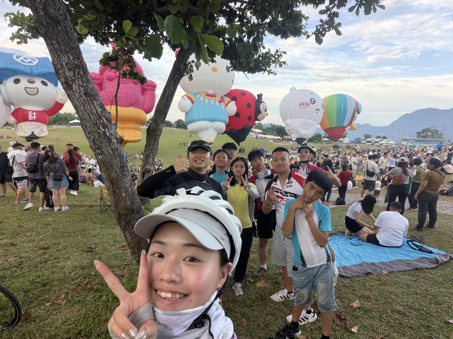  蘆少陪9名少年「花東大種走」，順道參訪台東熱氣球，社工小鹿自拍團隊。