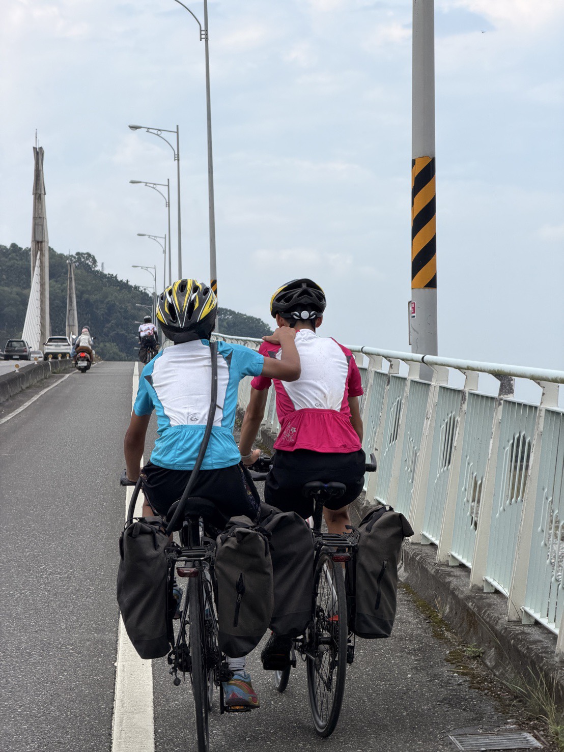  阿德（左）陪伴夥伴，一起加油騎上橋。