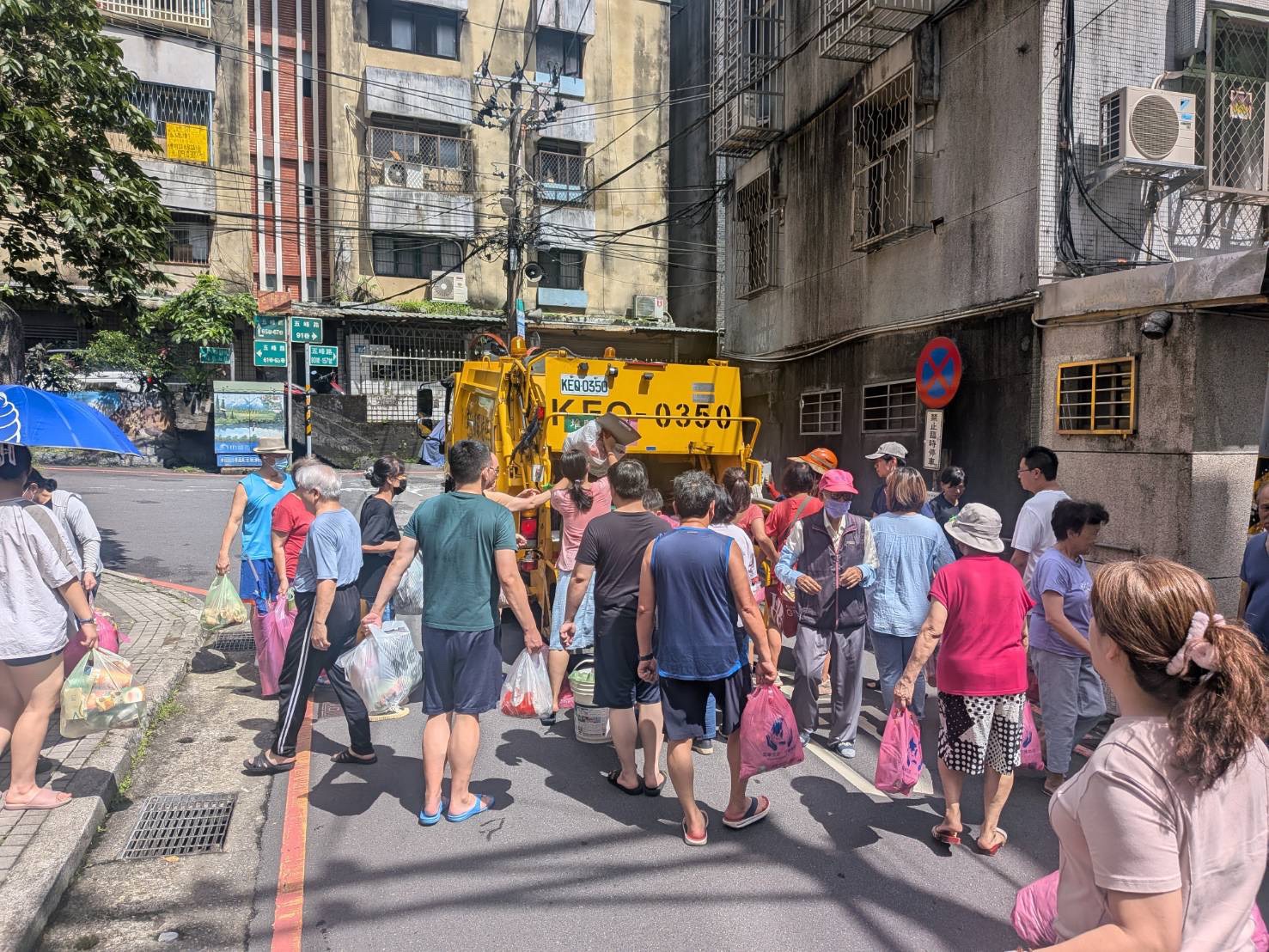 民眾可依實際垃圾量選購適當容量的專用垃圾袋，落實垃圾減量及資源回收