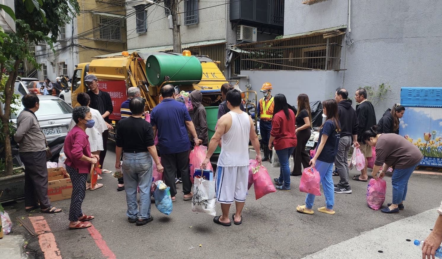 民眾使用專用垃圾袋交付垃圾