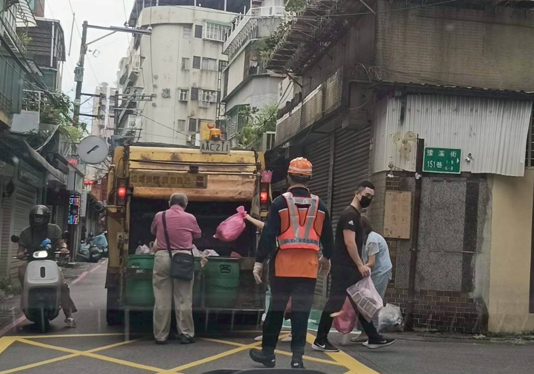 環保局針對轄內低收入戶、中低收入戶、中低收入老人、弱勢兒少及符合身心障礙者生活補助資格之市民，提供一年份專用垃圾袋費用補助