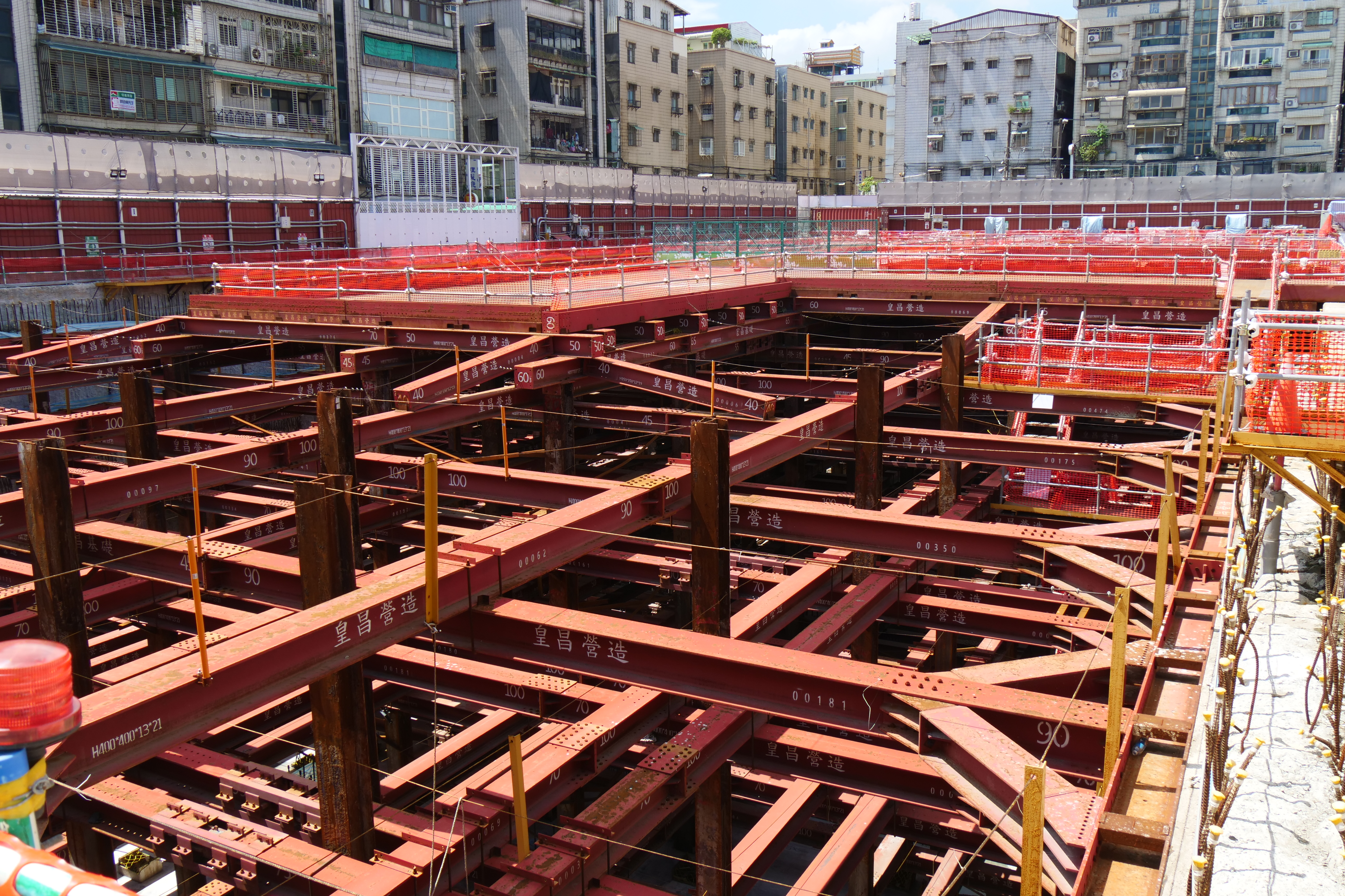 蘆洲區光華段停車場及青年社會住宅新建工程目前整體工程進度為13.36%，略為超前1.06%，預計118年底完工  」