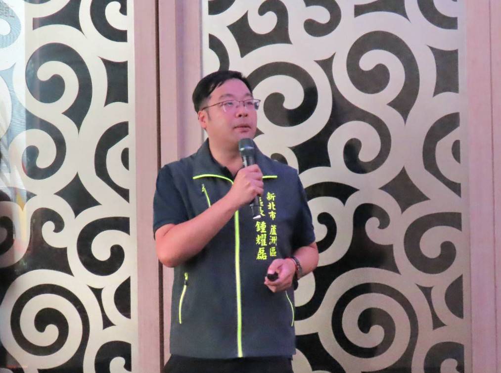 里長交流座談會，由蘆洲區長鍾耀磊進行區政成果簡報。