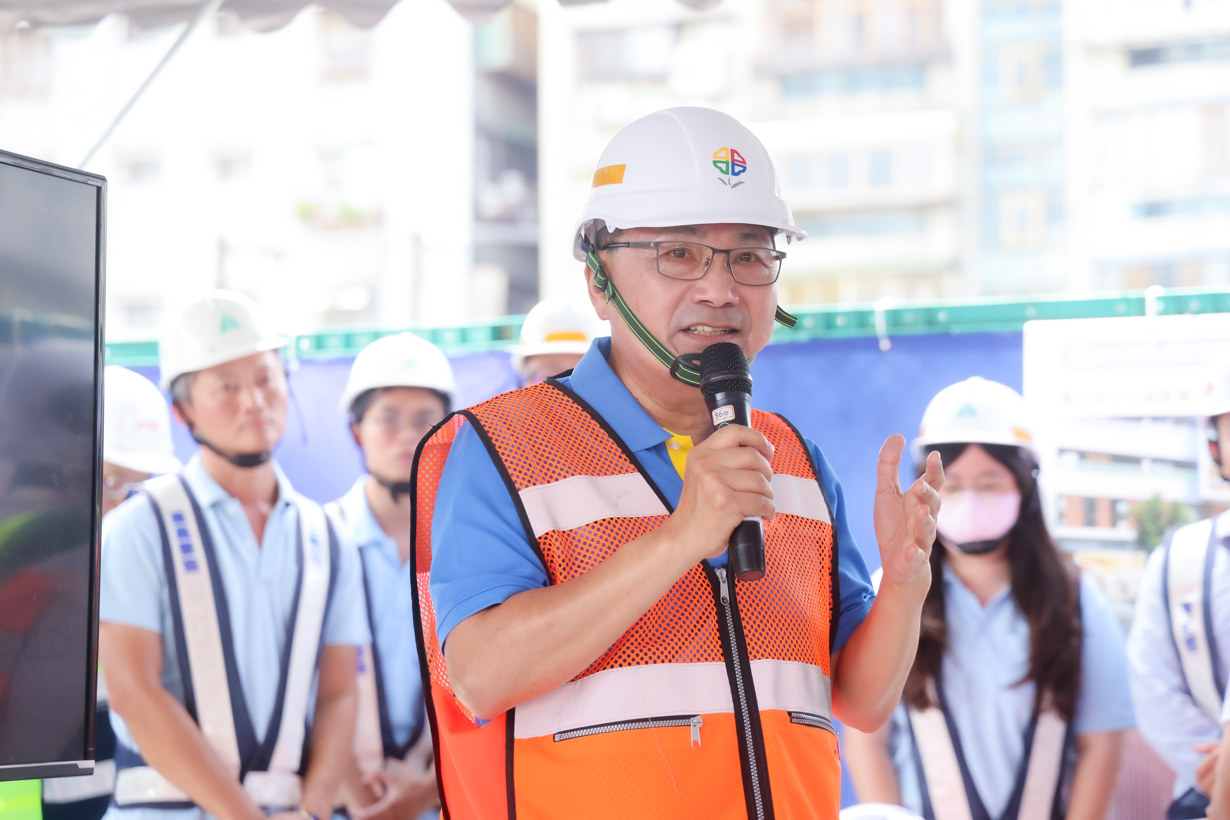 1.市府今（17）日舉辦蘆洲區行動治理基層建設督導，新北市長侯友宜與市府團隊前往視察蘆洲光華段青年社會住宅及新北湧蓮寺慈善公益大樓工程。