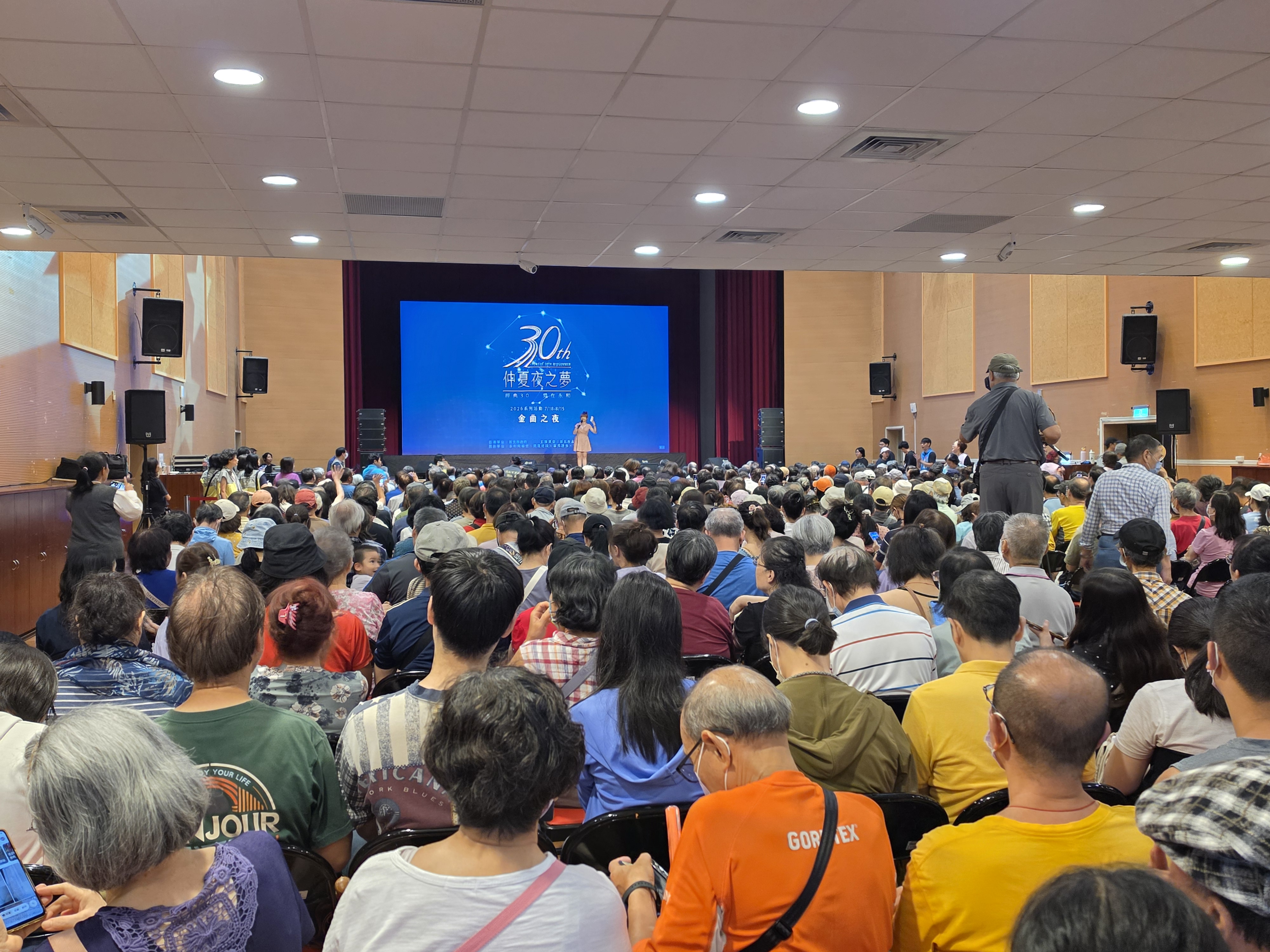 永和國父紀念館演藝廳湧入近千名觀眾座無虛席。