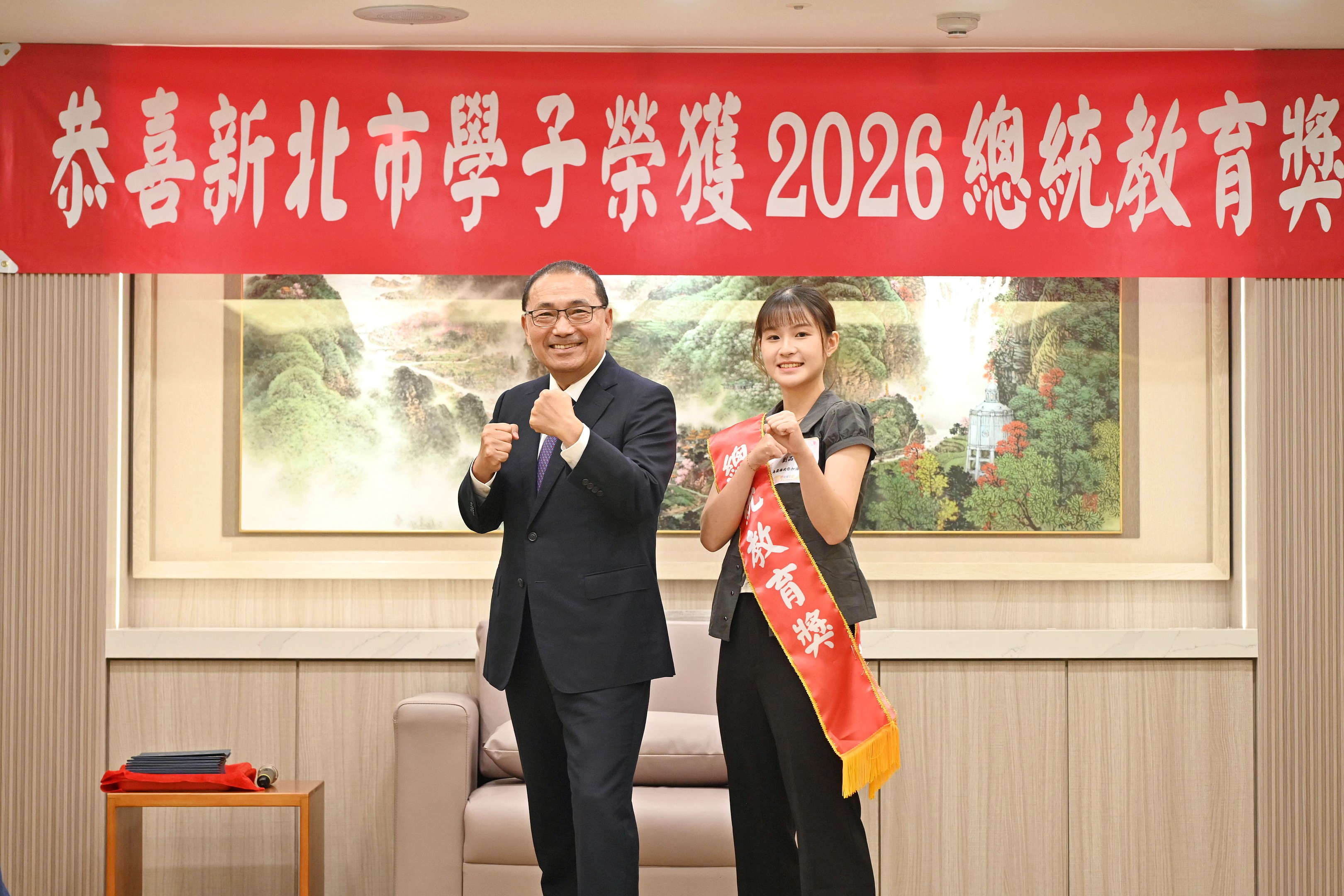 今年新北市共有12位學子獲獎，包含3位總統教育獎及9位奮發向上獎。