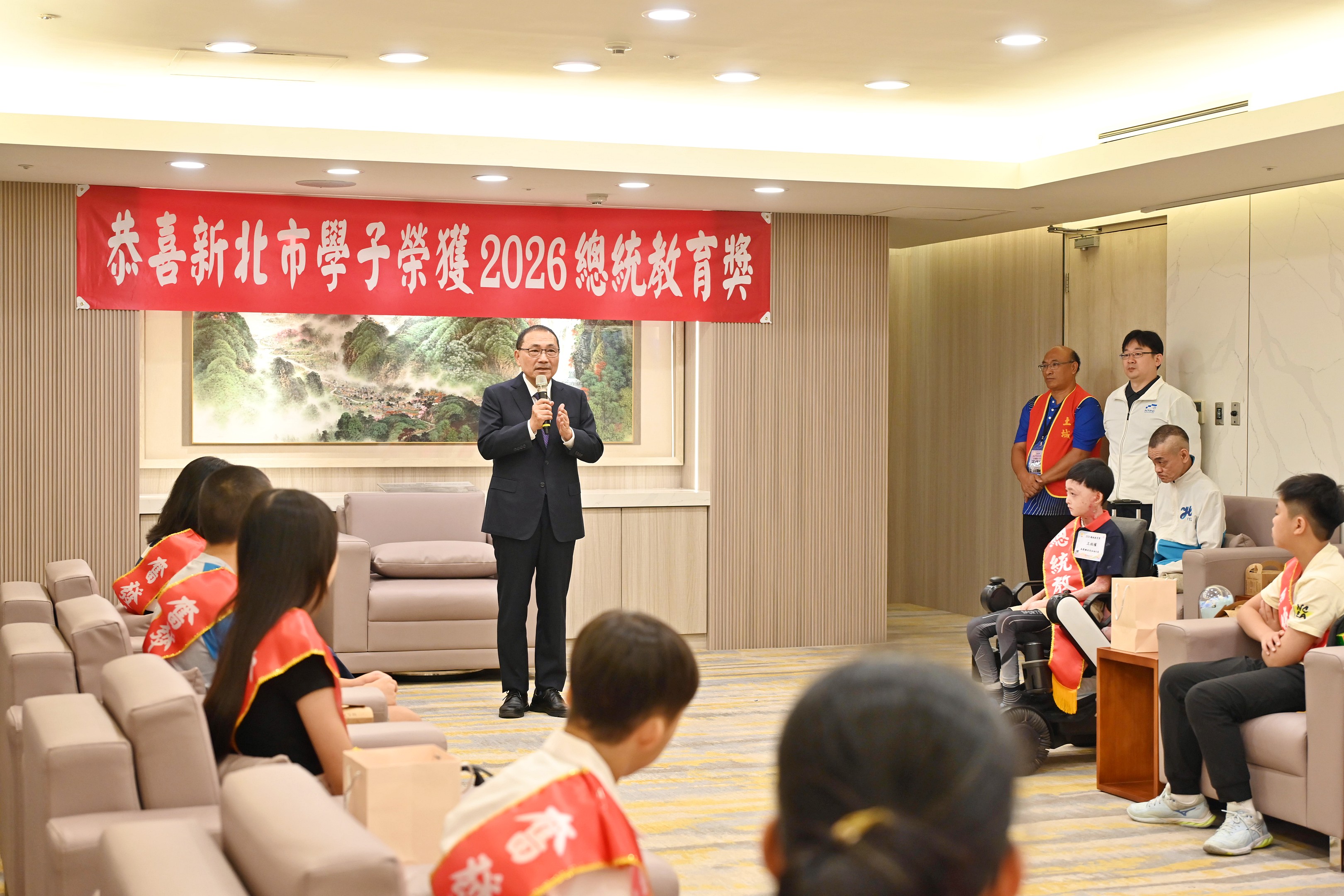 侯友宜肯定他們面對生命逆境仍保持樂觀、勇敢追夢，期勉這群不畏逆境的生命鬥士，未來能走入校園分享生命故事，成為最棒的生命教育典範。