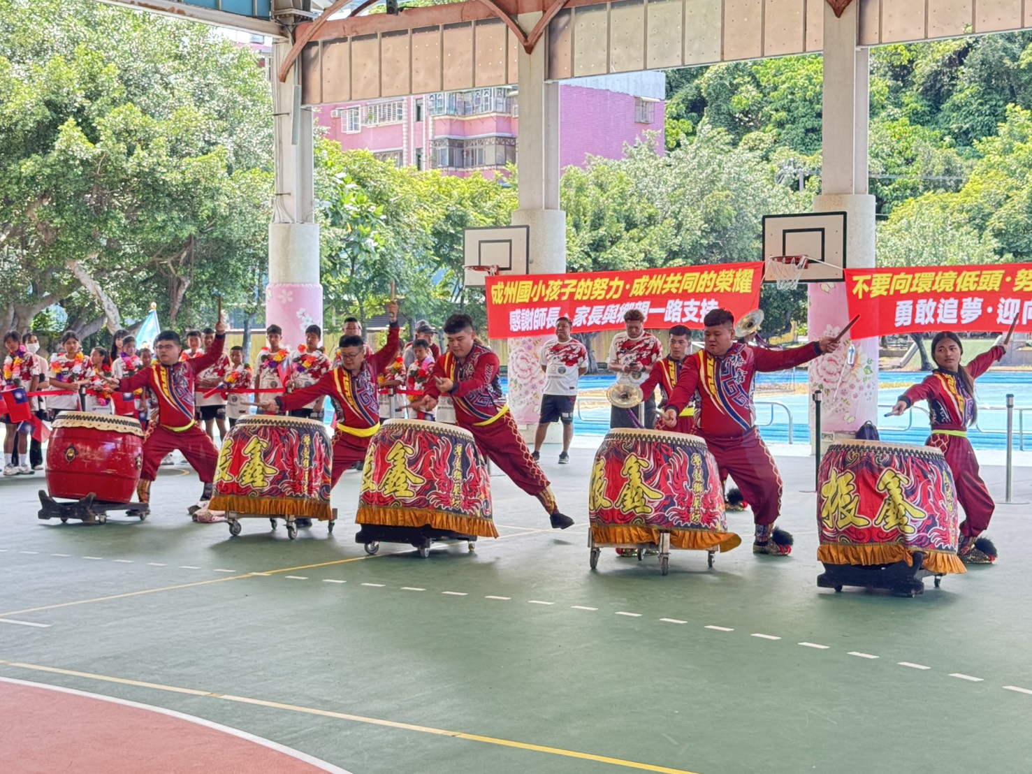 五股區公所鼓隊以震撼鼓聲揭開慶祝序幕，為小將勇闖國際的精神喝采。