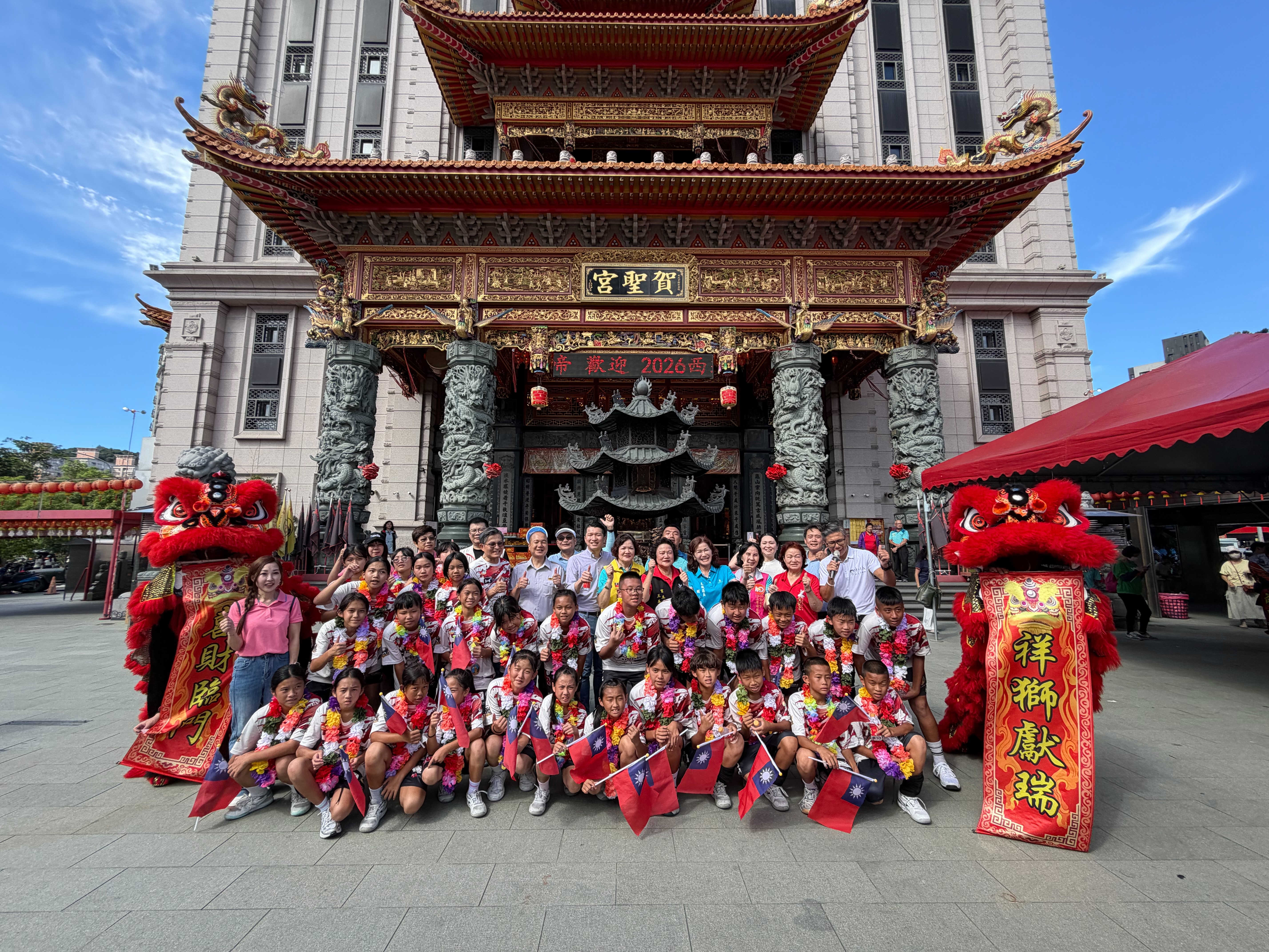成州國小手球隊凱旋抵達五股賀聖宮，與地方各界合影，共享勇奪國際雙冠的榮耀時刻。