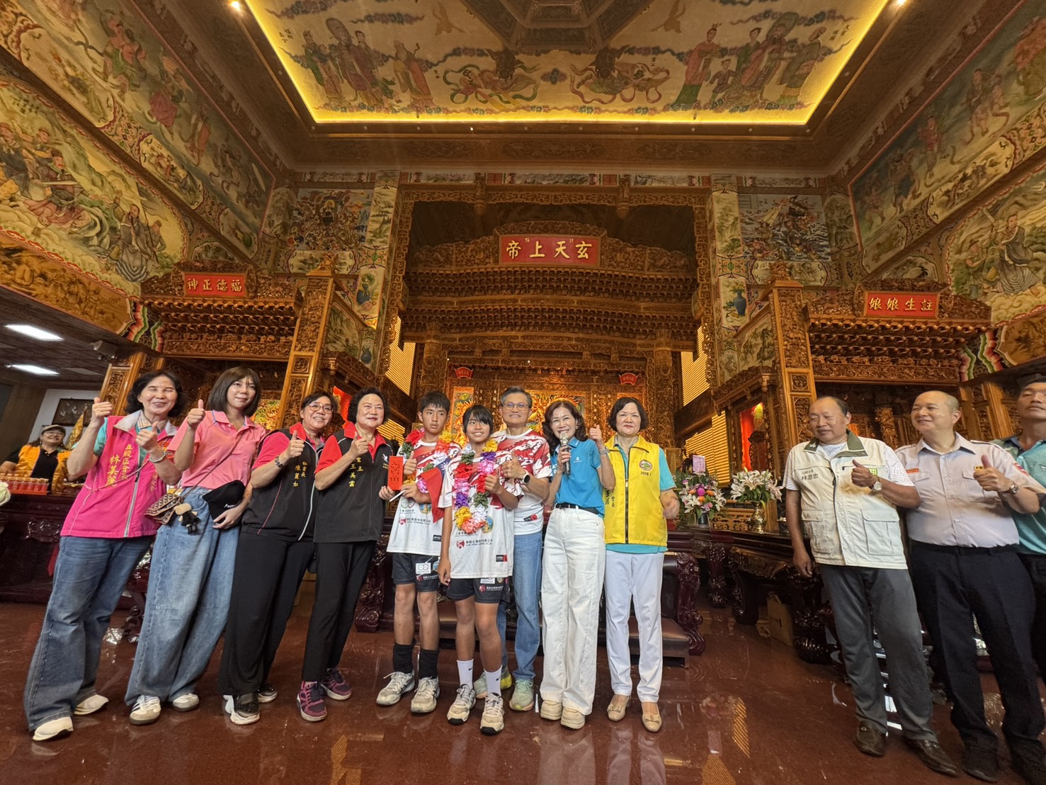 冠軍小將代表在賀聖宮接受地方各界祝福，共同分享為台灣爭光的喜悅。
