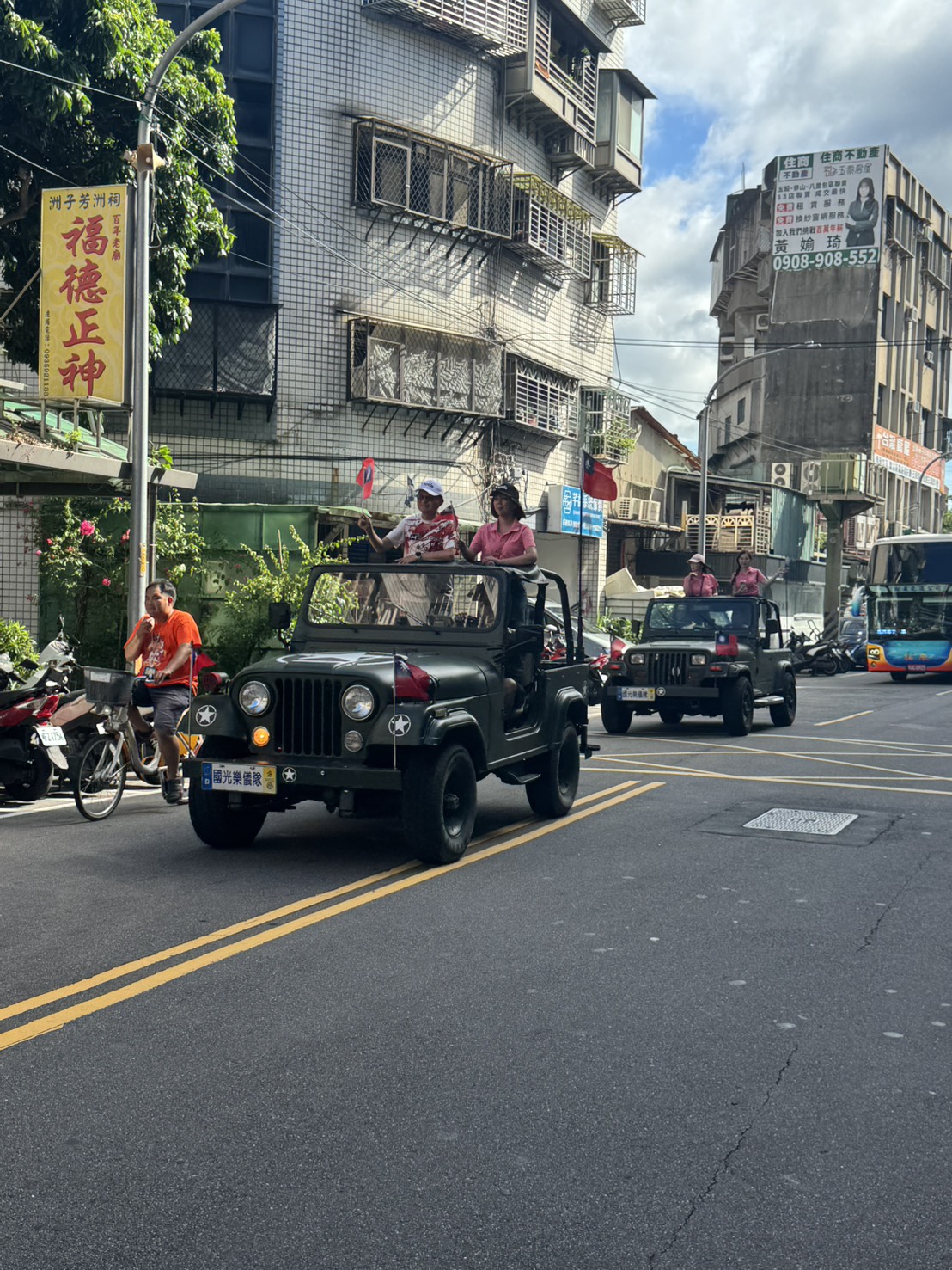 前導吉普車隊浩蕩巡遊五股街區，沿途揮手與鄉親分享國際奪冠的喜悅。