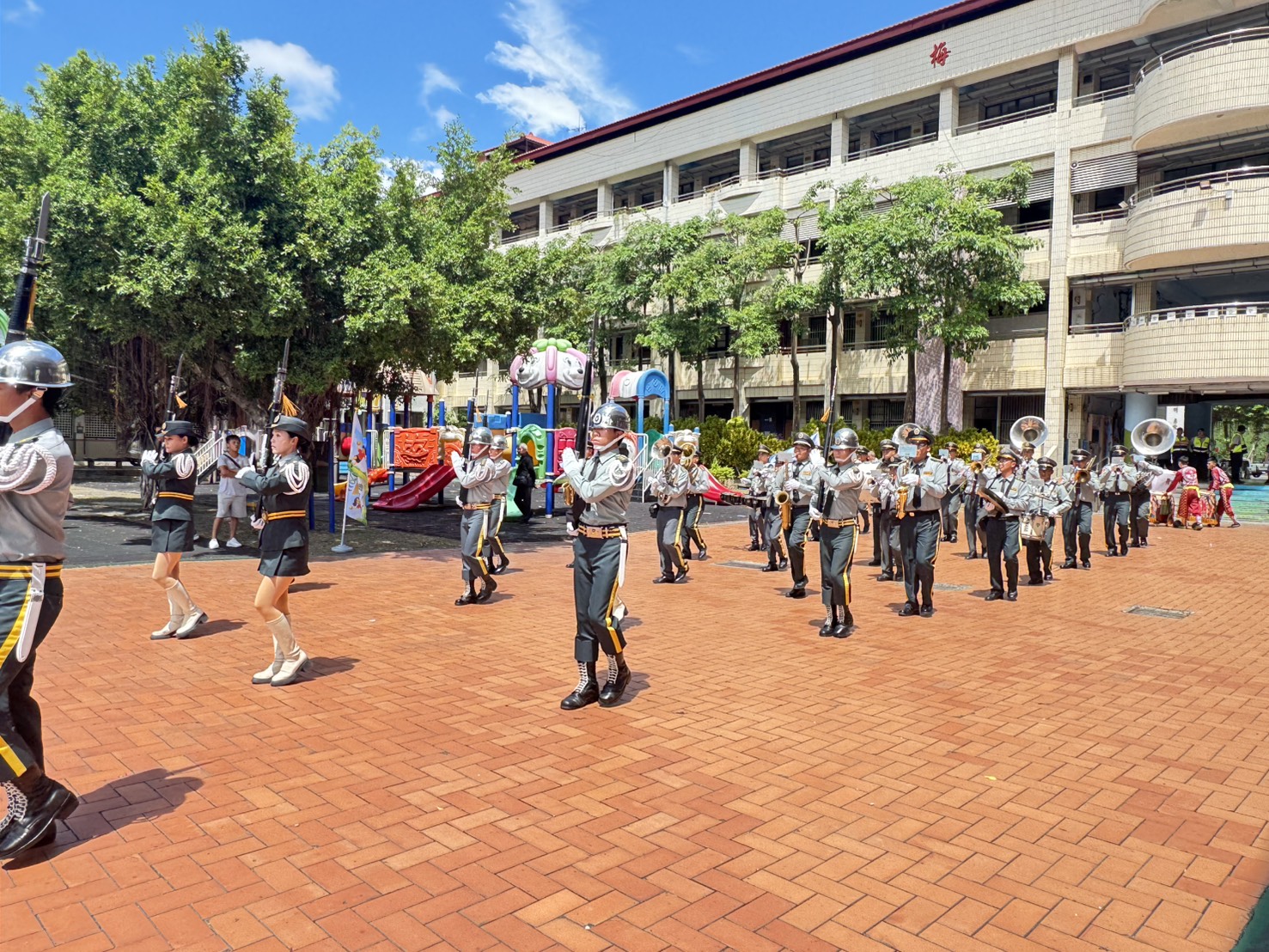 國光三軍儀隊於成州國小帶來氣勢磅礡的演出，隆重迎接冠軍小將凱旋。