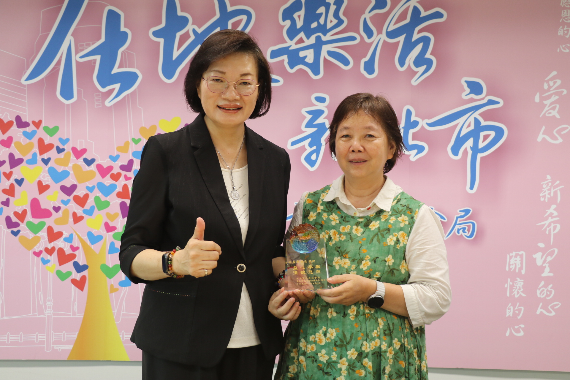  新北市社會局秘書室雇工許盈溱服務46年即將退休，社會局長李美珍18日在局務會議中，特別表彰，並致贈刻有「盈心奉獻、溱懷悠然」的琉璃紀念品。