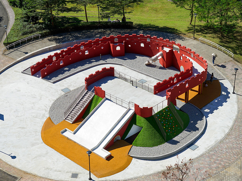 圖1.公8公園遊戲場以淡水重要文化地標「淡水紅毛城」為設計意象，運用城垛造型打造無障礙坡道，串聯整座城堡遊戲區