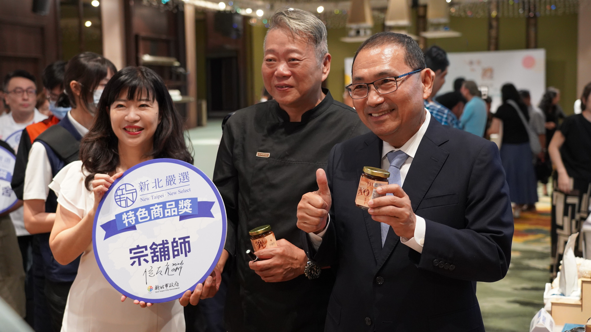 侯友宜市長現場巡攤，與獲獎業者互動熱絡，了解特色商品與創新亮點。