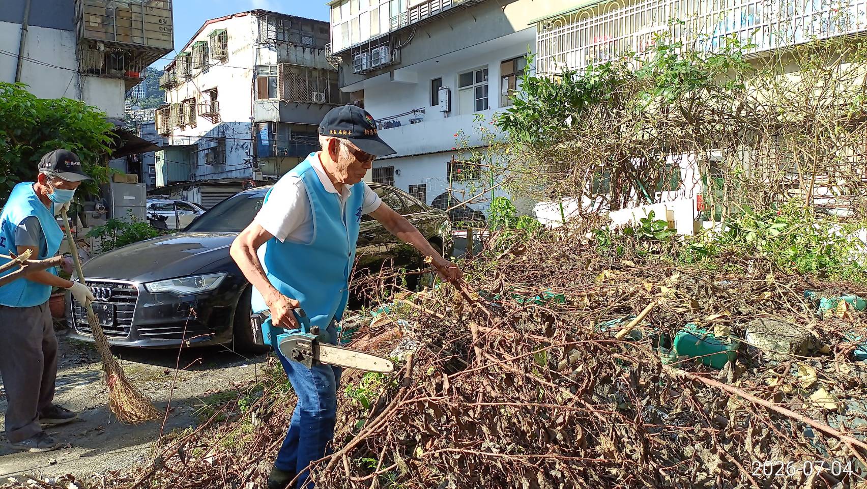 蘇樹木里長親力親為，清除環境髒亂，守護里民生活環境。