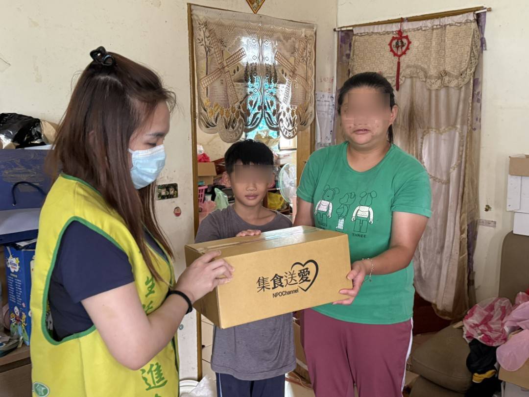 新生活促進會社福訪視員將「集食送愛」募集來的生活物資送給北海岸弱勢家庭