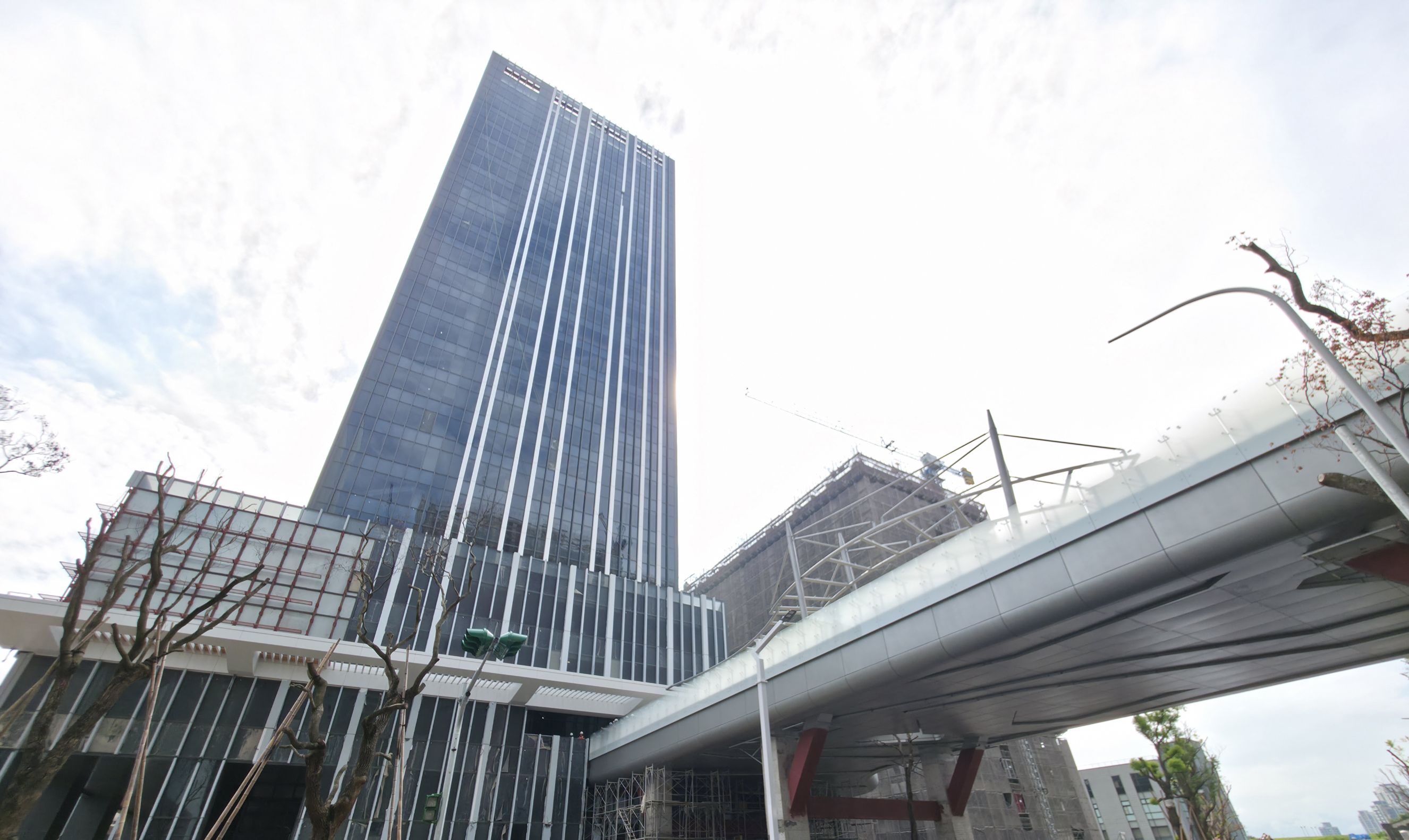位於三蘆地區的第二行政中心，未來完工後將串聯板橋新板特區、新五泰溫仔圳、五股夏綠地及土樹三鶯地區大巨蛋，建構新北四大軸心。