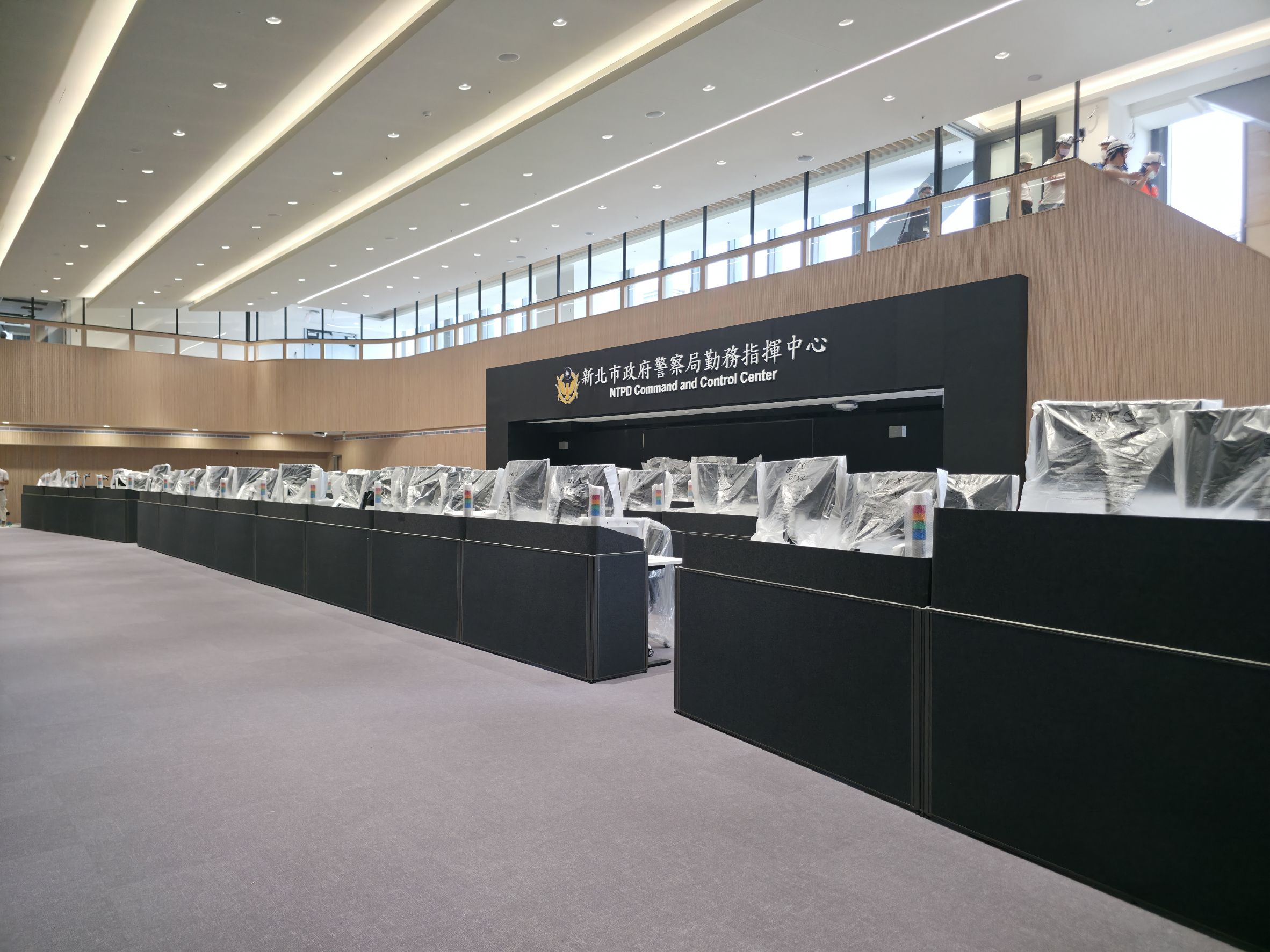 新北市第二行政中心持續施工中，首批進駐的警察局「勤務指揮中心」、「鑑識中心」逐步完成裝修。