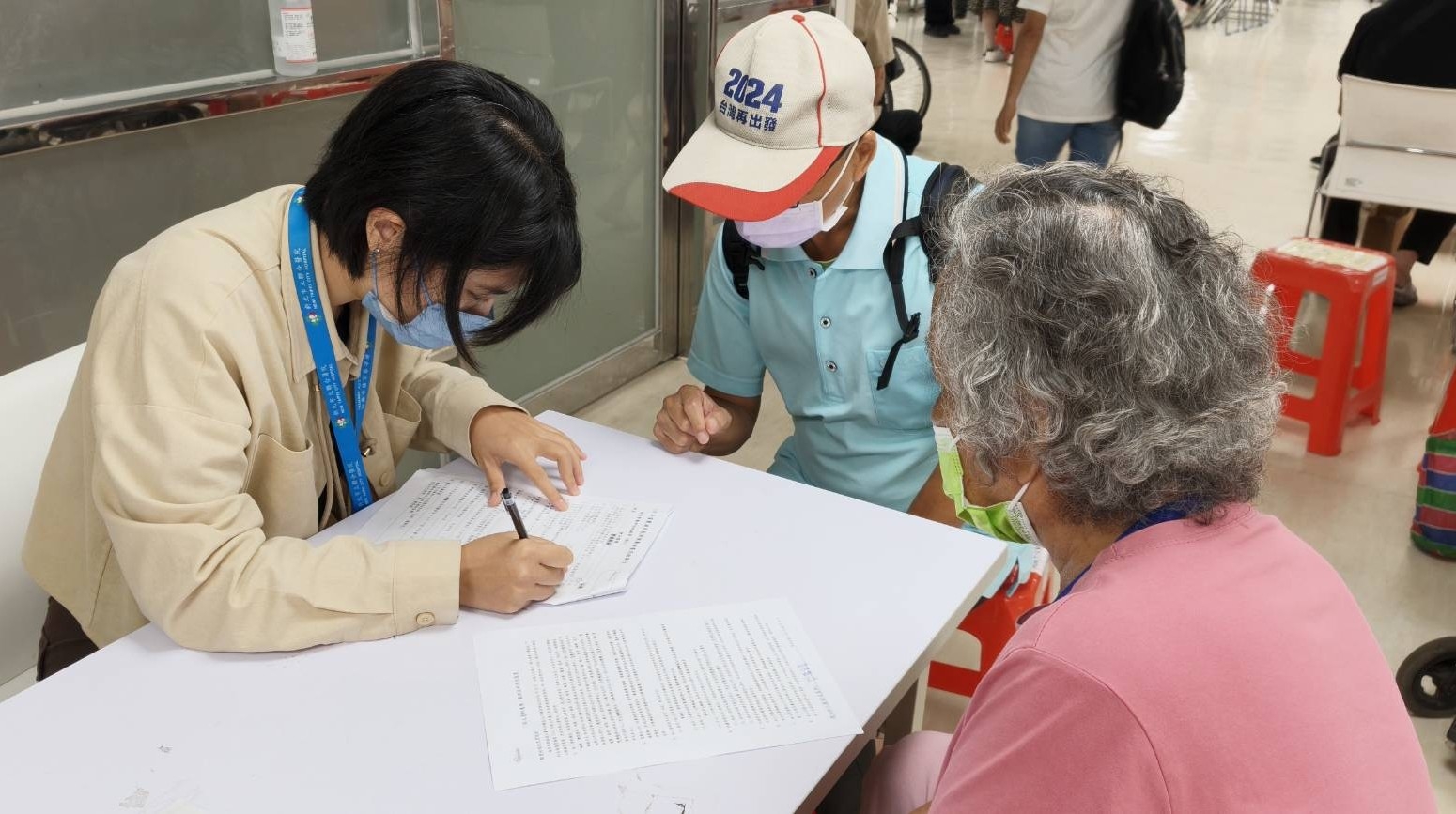 長者做健康檢查、營養評估及AD-8失智量表問卷