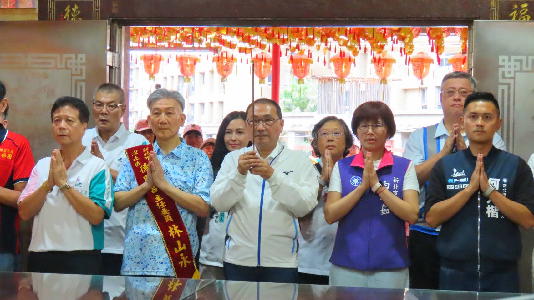 市長侯友宜至汐止德明宮參拜祈福。