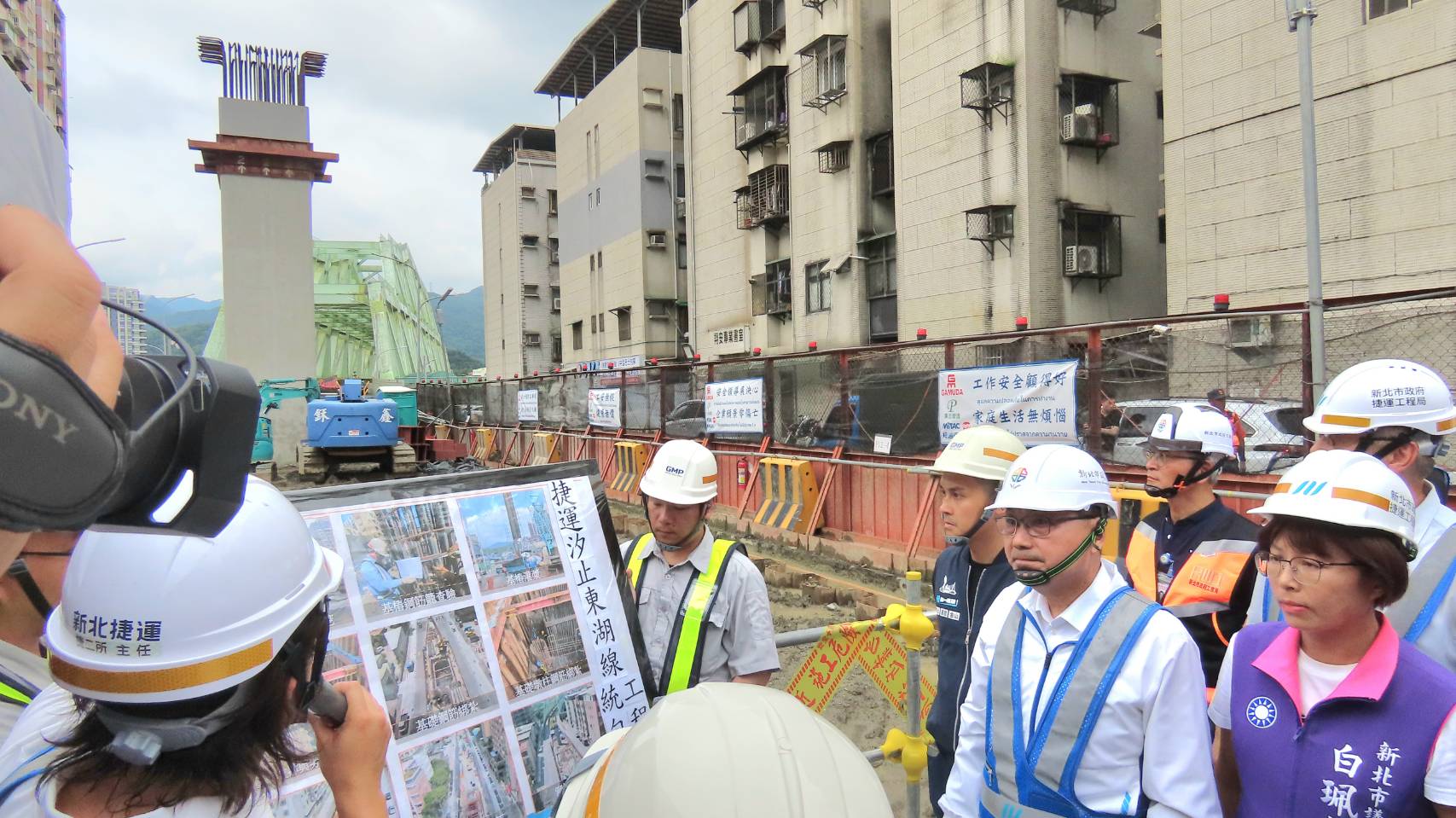 市長侯友宜視察捷運汐東線工程並聽取簡報。